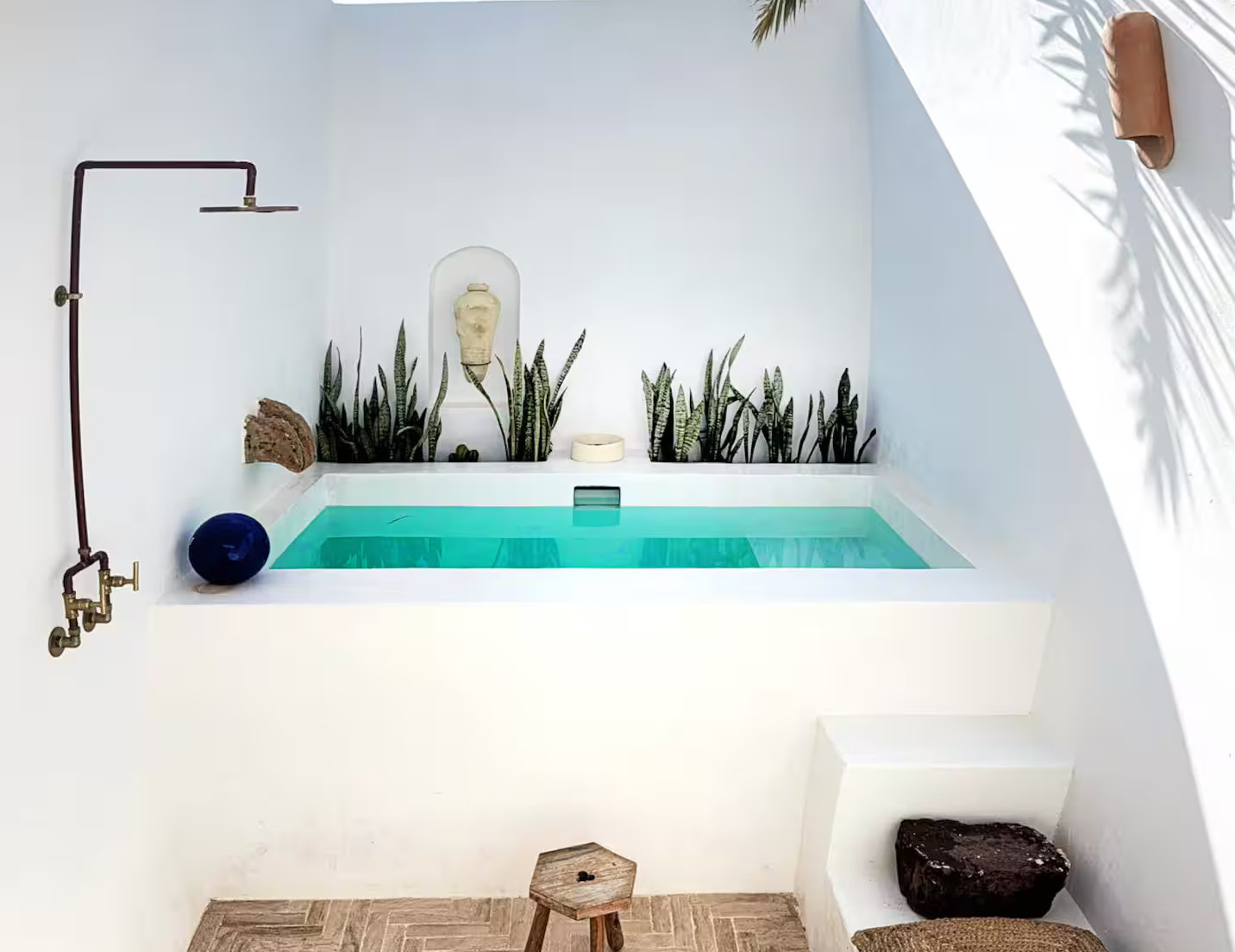 Une maison blanche rustique et sa mini piscine dans un village espagnol