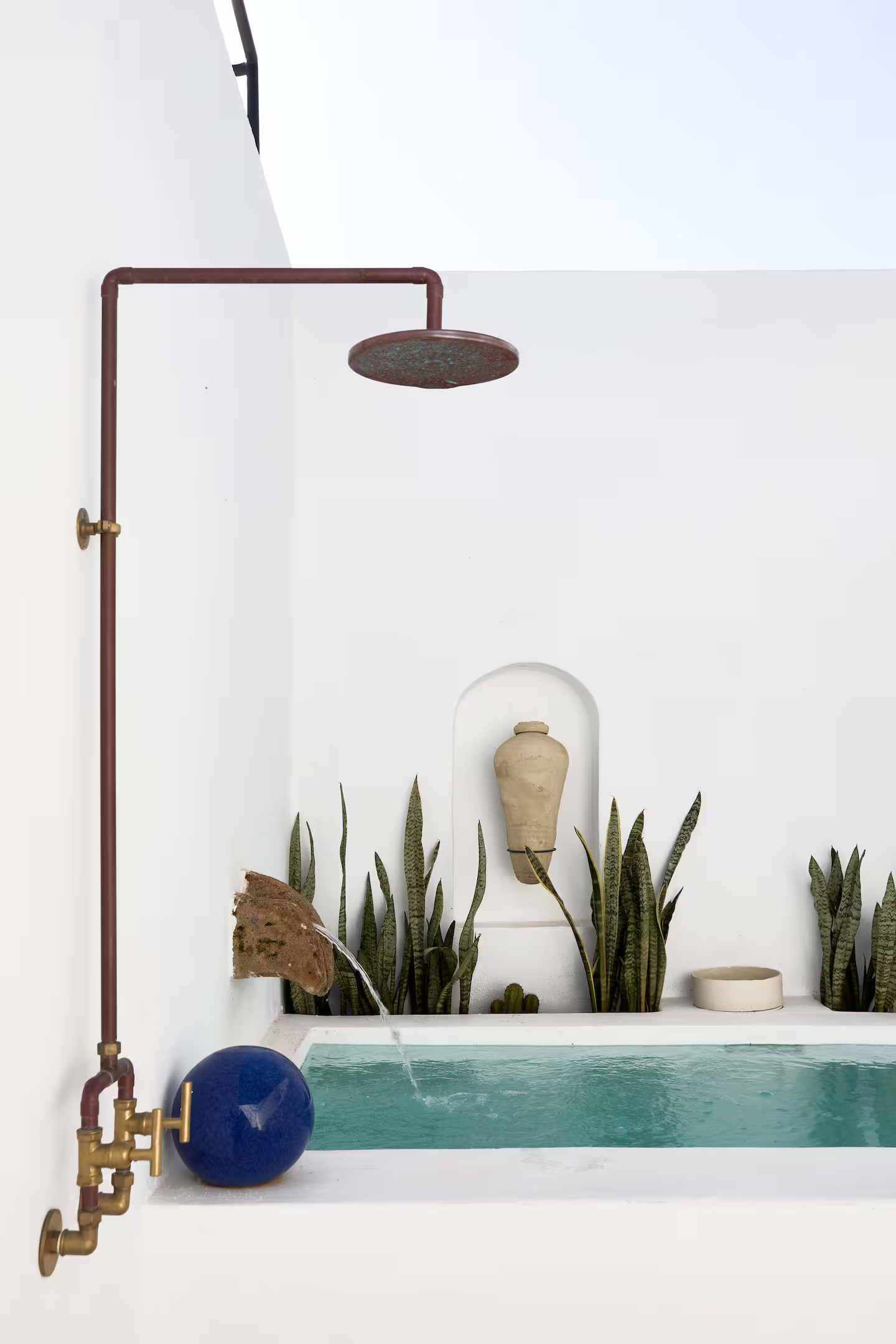 mini piscine maçonnée et douche extérieure sur terrasse petite maison de village décoration rustique chic