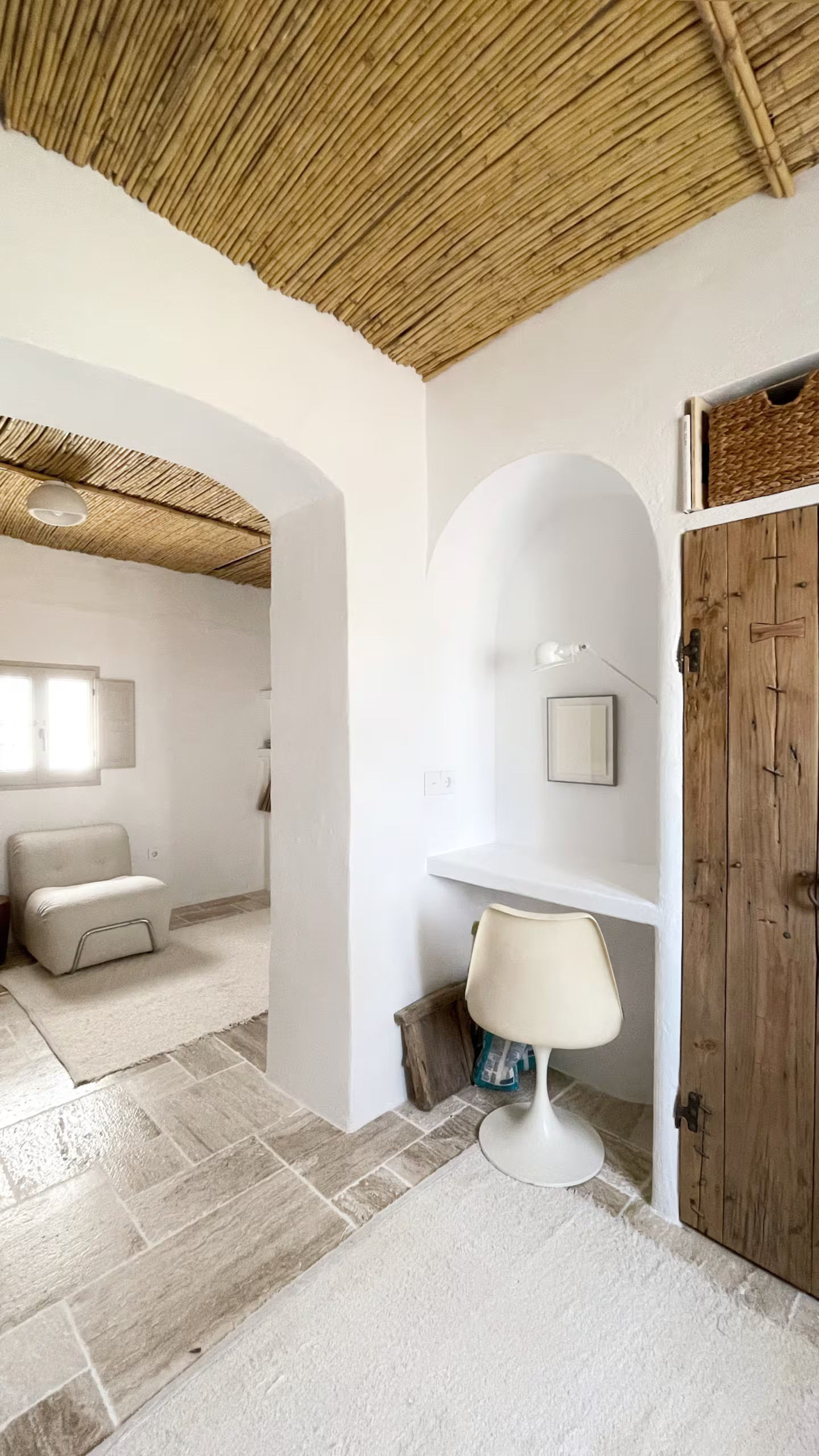 espace bureau dans entrée plafond en roseaux petite maison de village décoration rustique chic