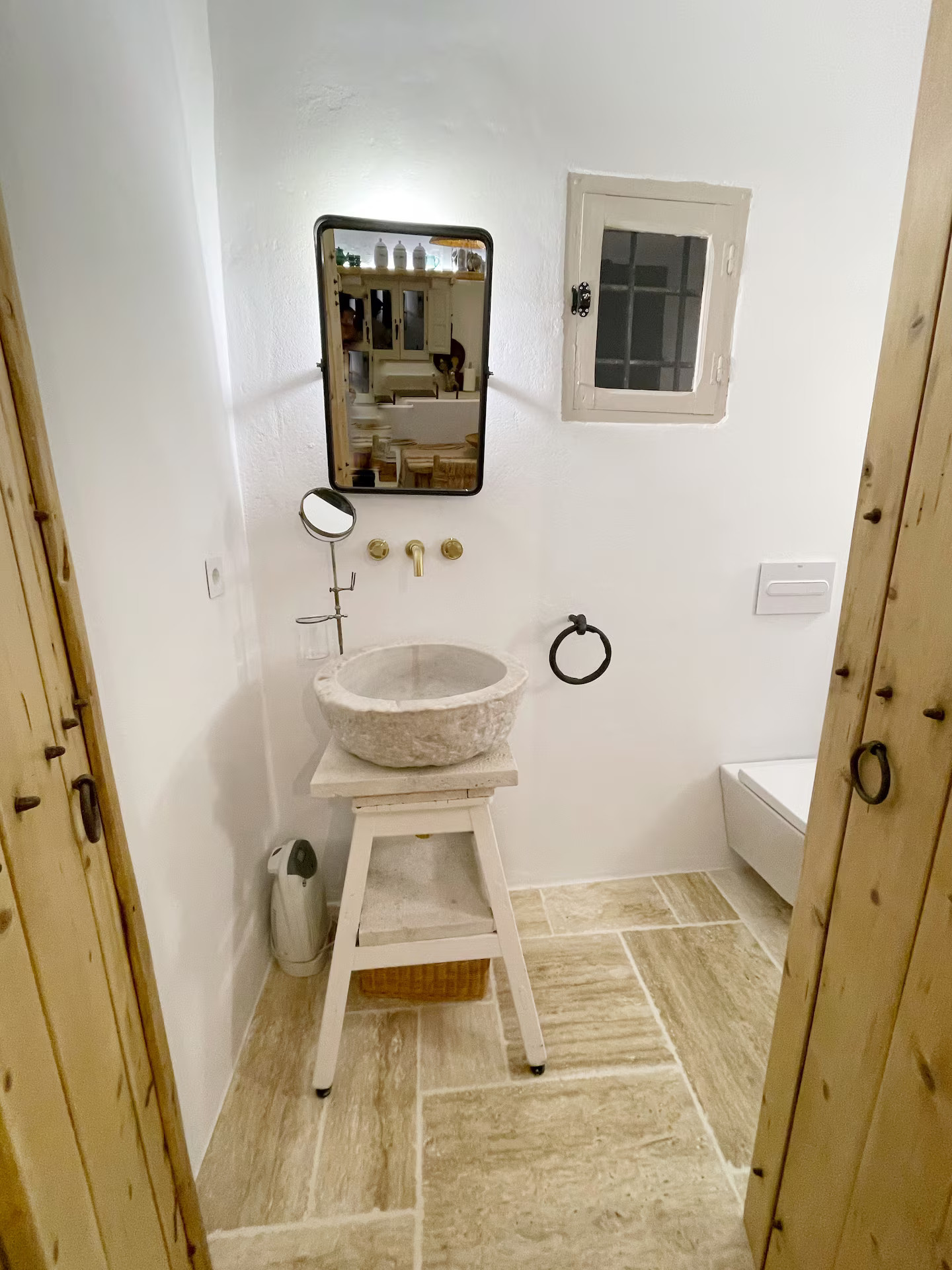 salle de bain vasque pierre blanche petite maison de village décoration rustique chic