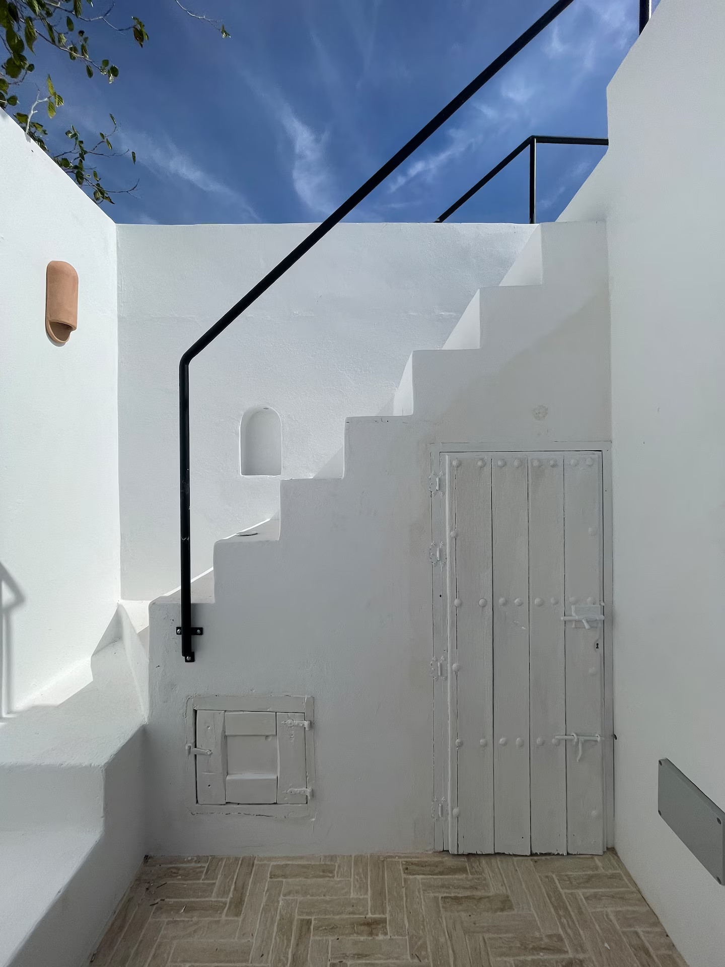 escalier sur terrasse petite maison de village décoration rustique chic