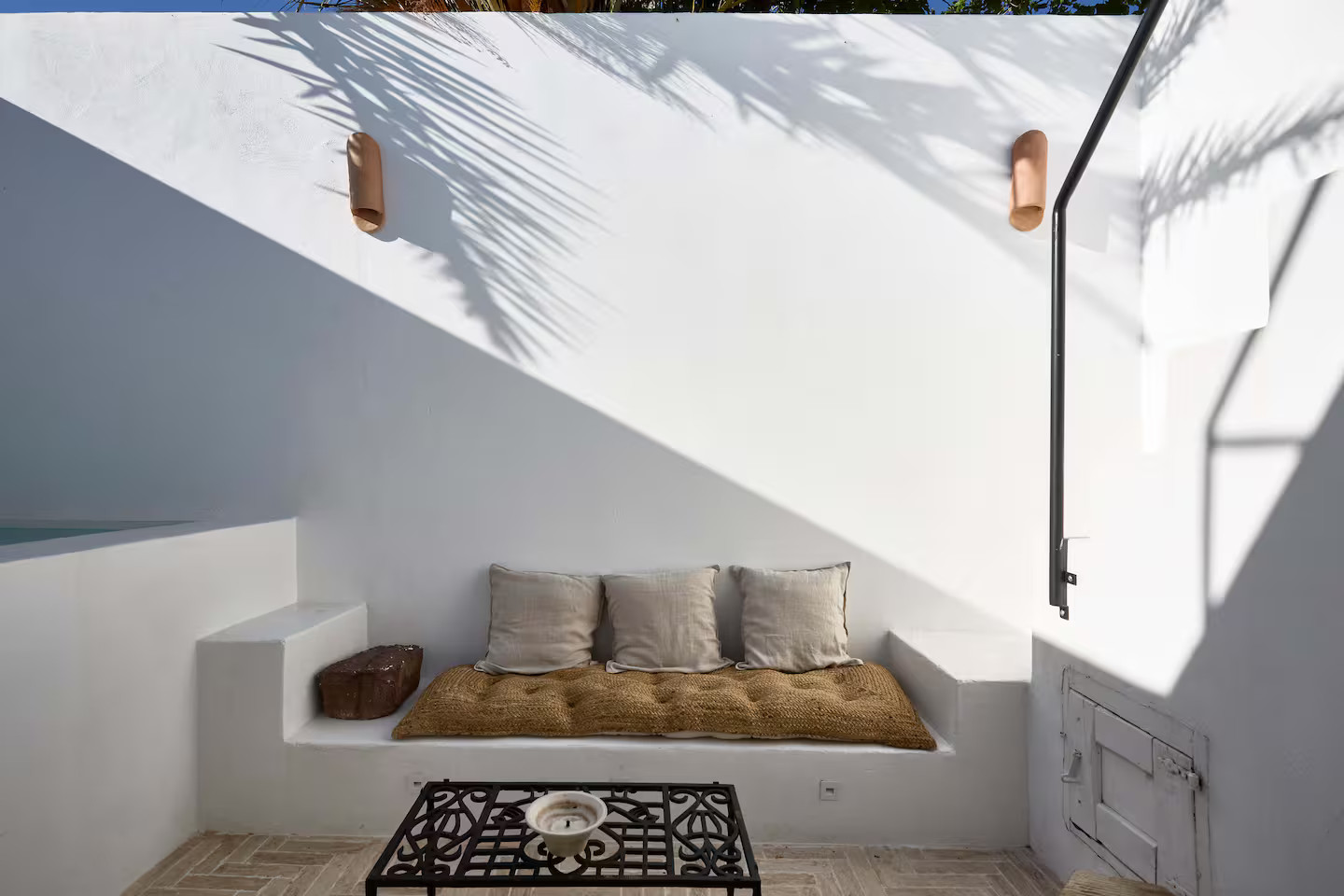 canapé maçonné sur terrasse petite maison de village décoration rustique chic