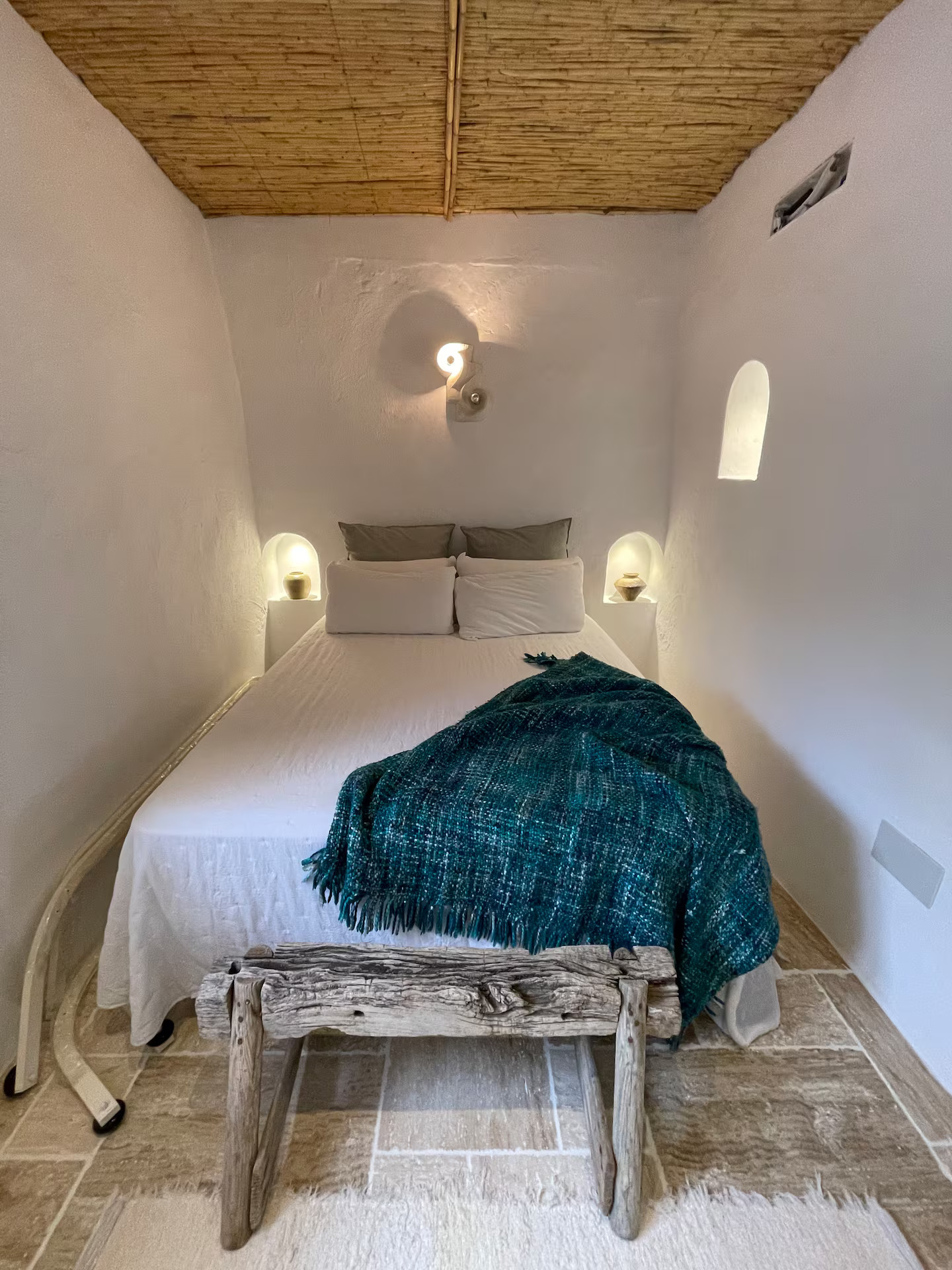 chambre plafond en roseaux petite maison de village décoration rustique chic