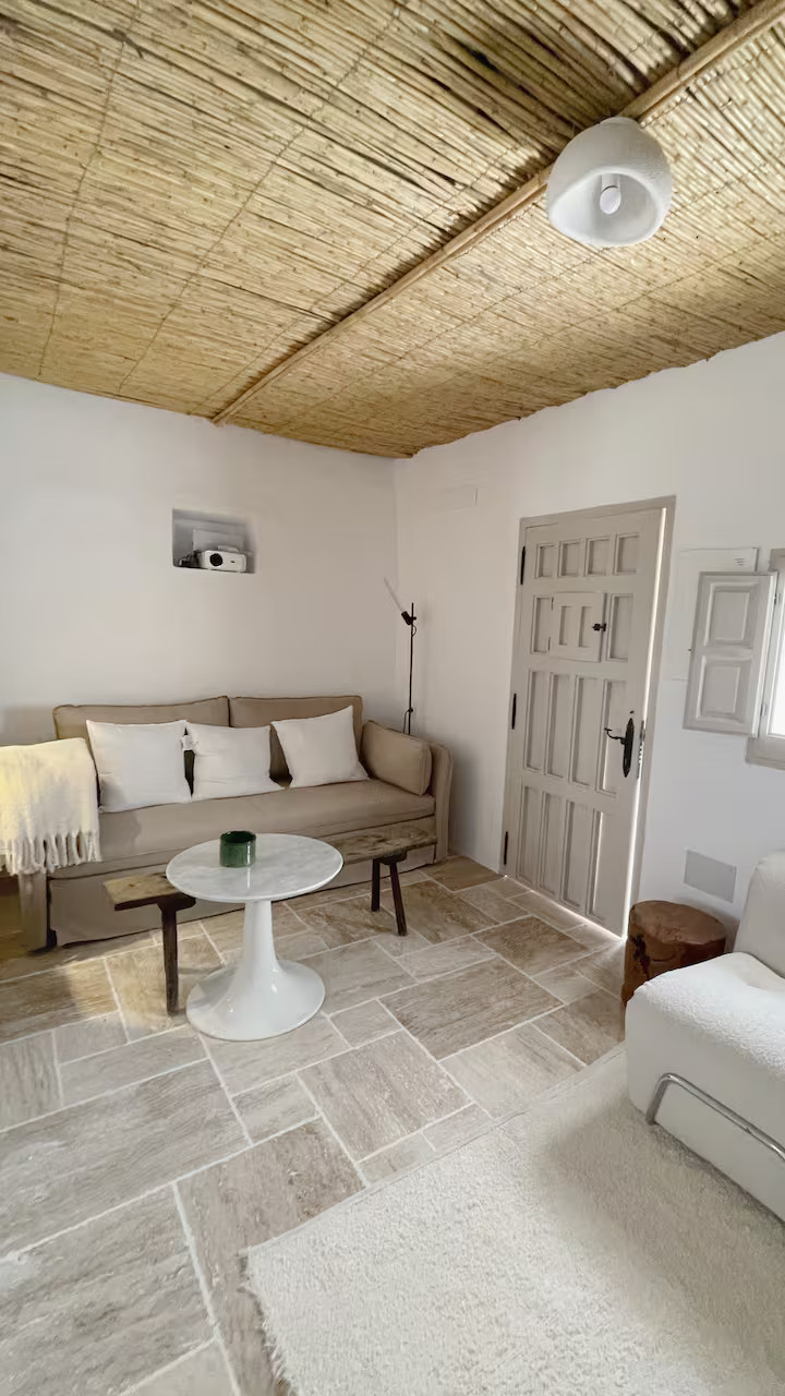 salon avec plafond en roseaux petite maison de village décoration rustique chic