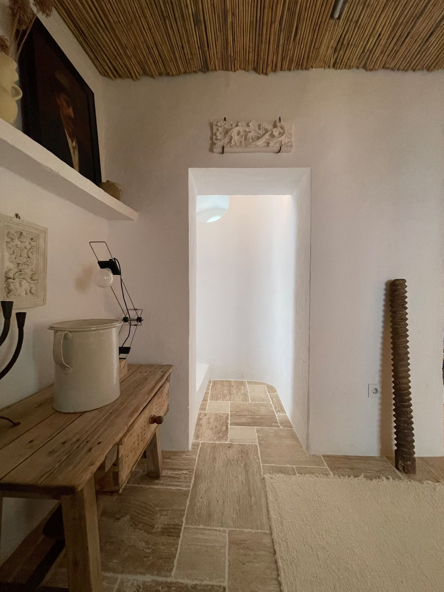 entrée avec plafond en roseaux petite maison de village décoration rustique chic