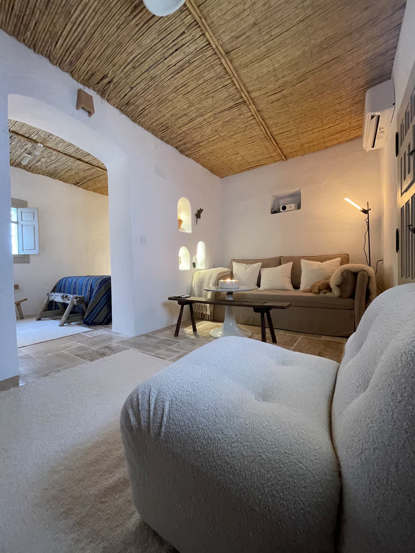 salon avec plafond en roseaux petite maison de village décoration rustique chic