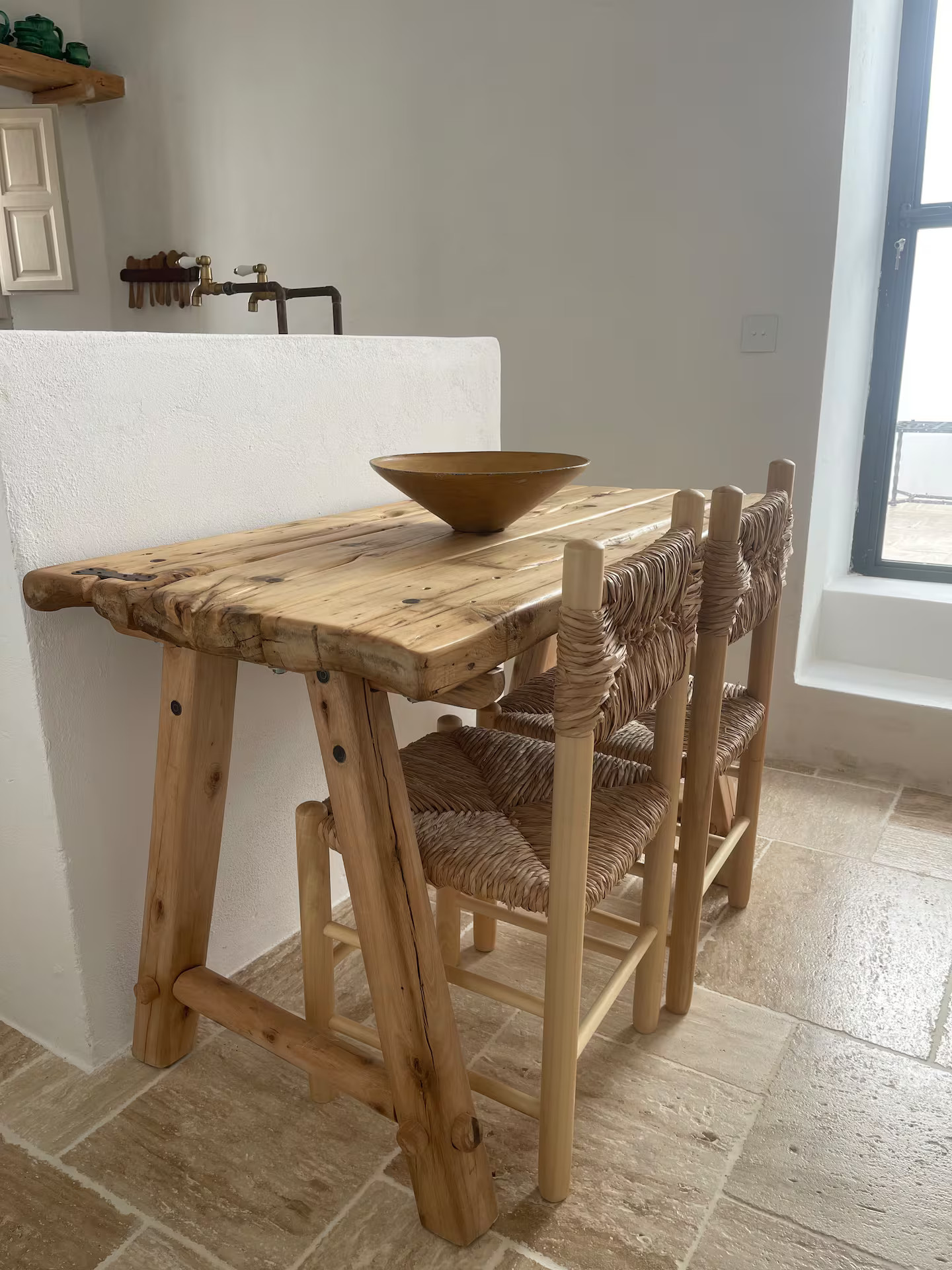 table bois patiné dans cuisine petite maison de village décoration rustique chic