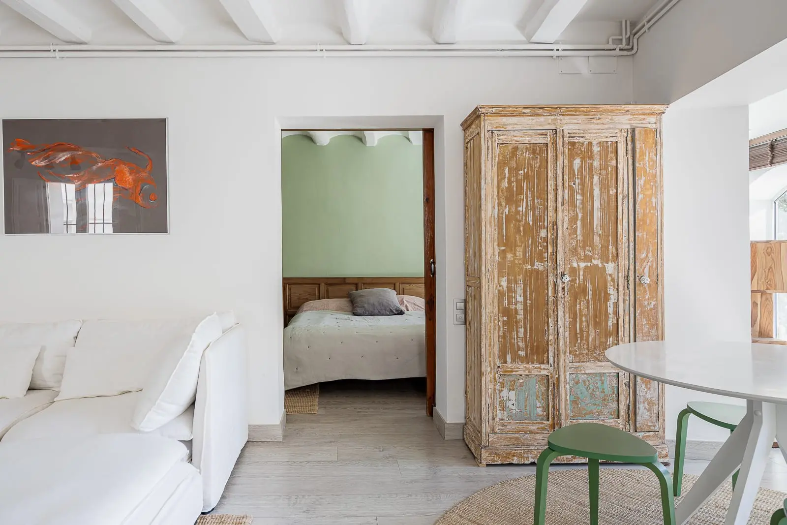 chambre mur vert et petit salon poutres blanches maison de plage avec piscine près de Barcelone chambre mur vert et petit salon poutres blanches maison de plage avec piscine près de Barcelone
