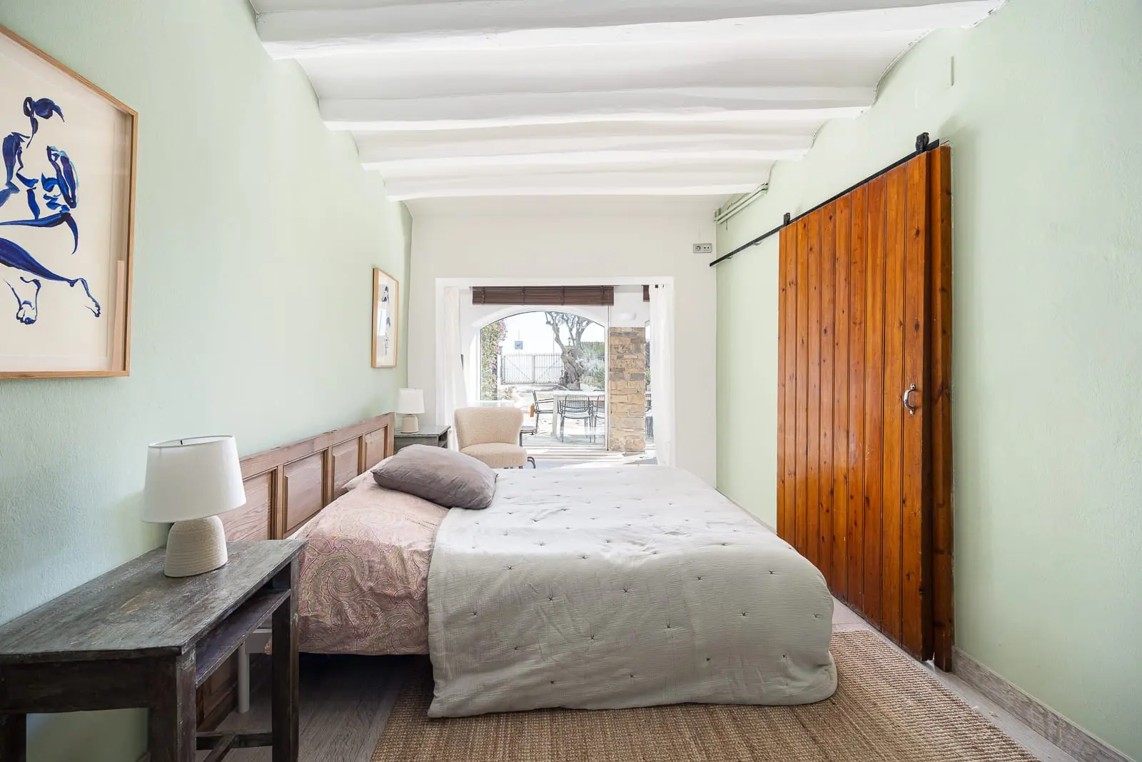 chambre mur vert poutres blanches maison de plage avec piscine près de Barcelone chambre mur vert poutres blanches maison de plage avec piscine près de Barcelone