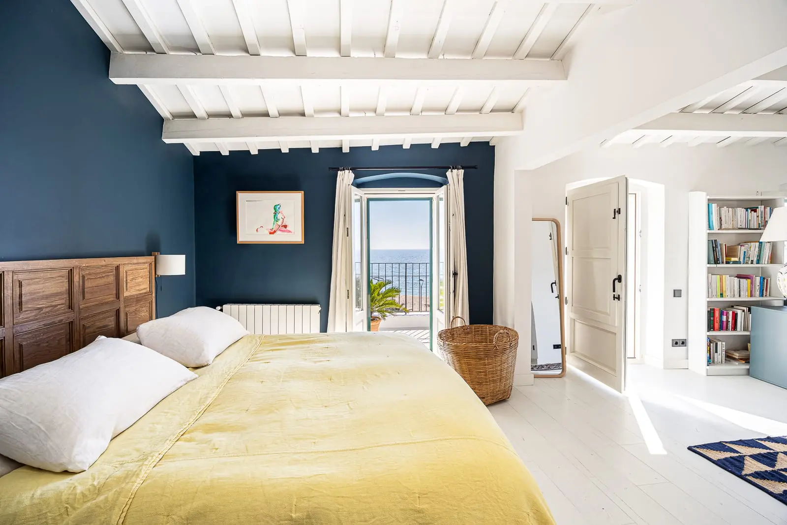 chambre mansardée mur bleu poutres blanches maison de plage avec piscine près de Barcelone chambre mansardée mur bleu poutres blanches maison de plage avec piscine près de Barcelone
