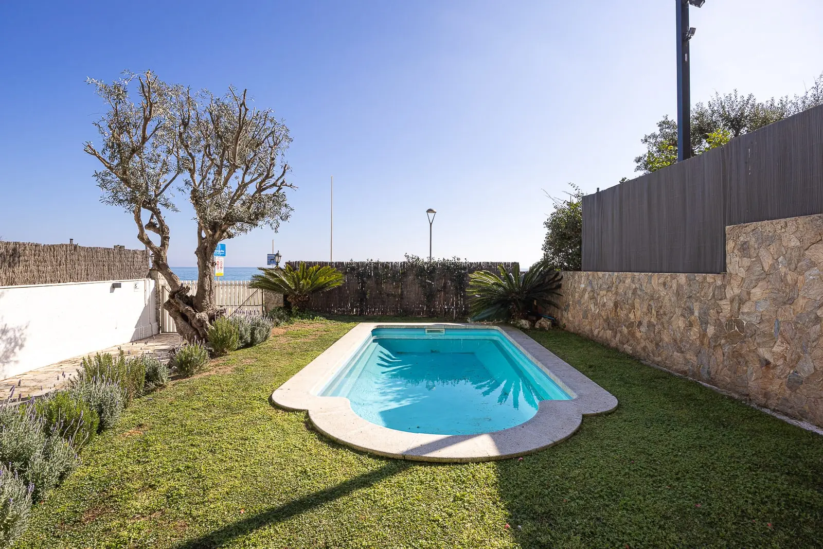 jardin maison de plage avec piscine près de Barcelone jardin maison de plage avec piscine près de Barcelone