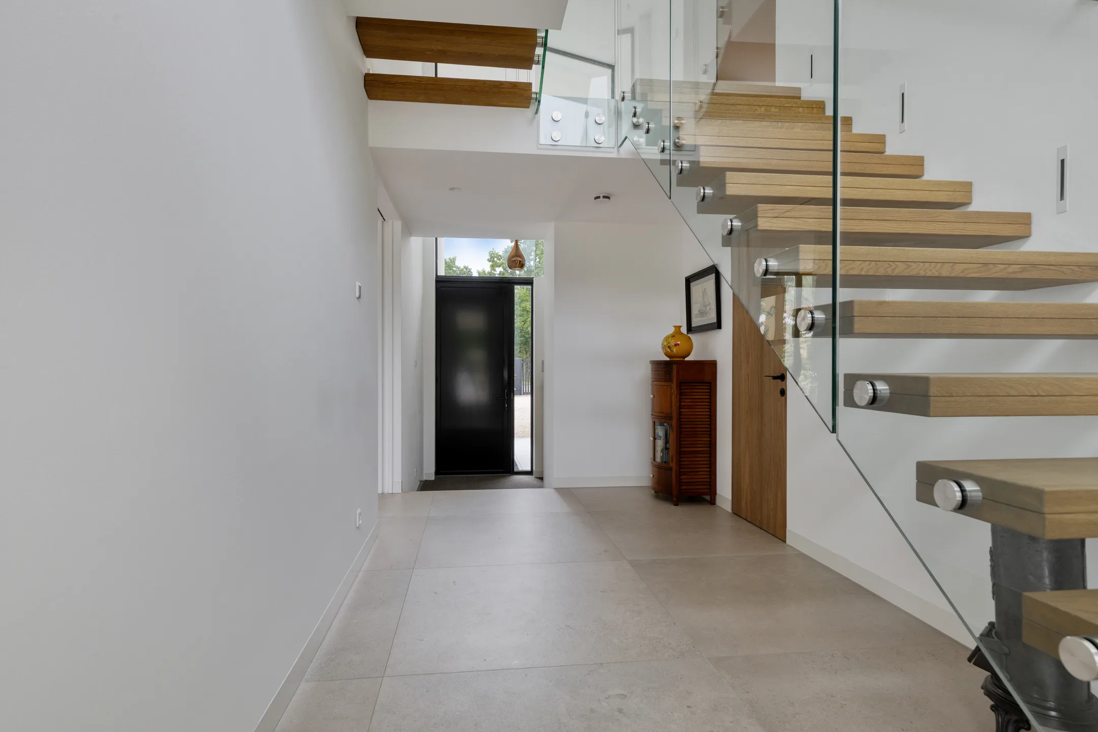entrée avec escalier bois garde-corps vitré maison design Hollande entrée avec escalier bois garde-corps vitré maison design Hollande