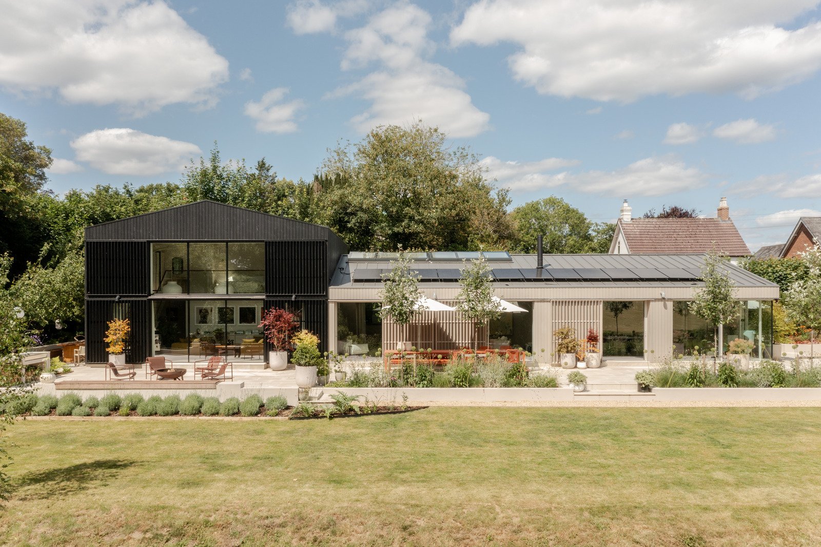 maison contemporaine durable avec grandes baies vitrées et jardin paysagé maison contemporaine durable avec grandes baies vitrées et jardin paysagé