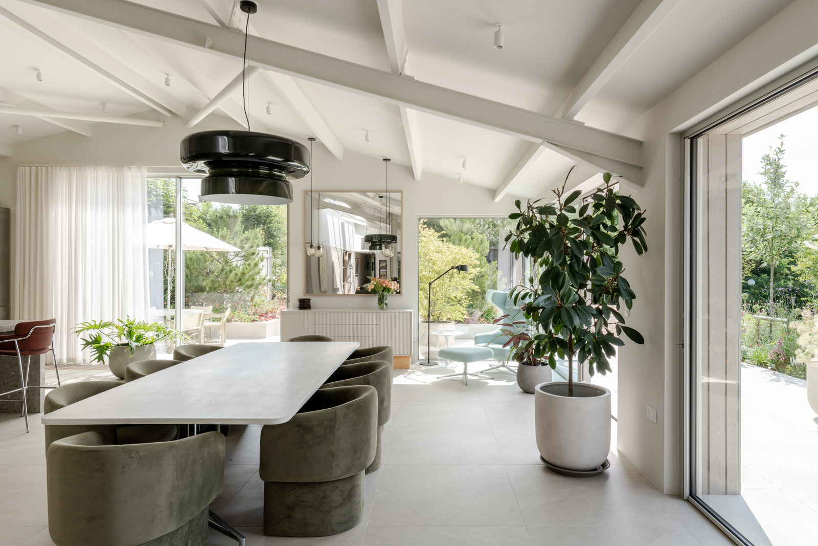 salle à manger maison contemporaine durable avec grandes baies vitrées et jardin paysagé salle à manger maison contemporaine durable avec grandes baies vitrées et jardin paysagé