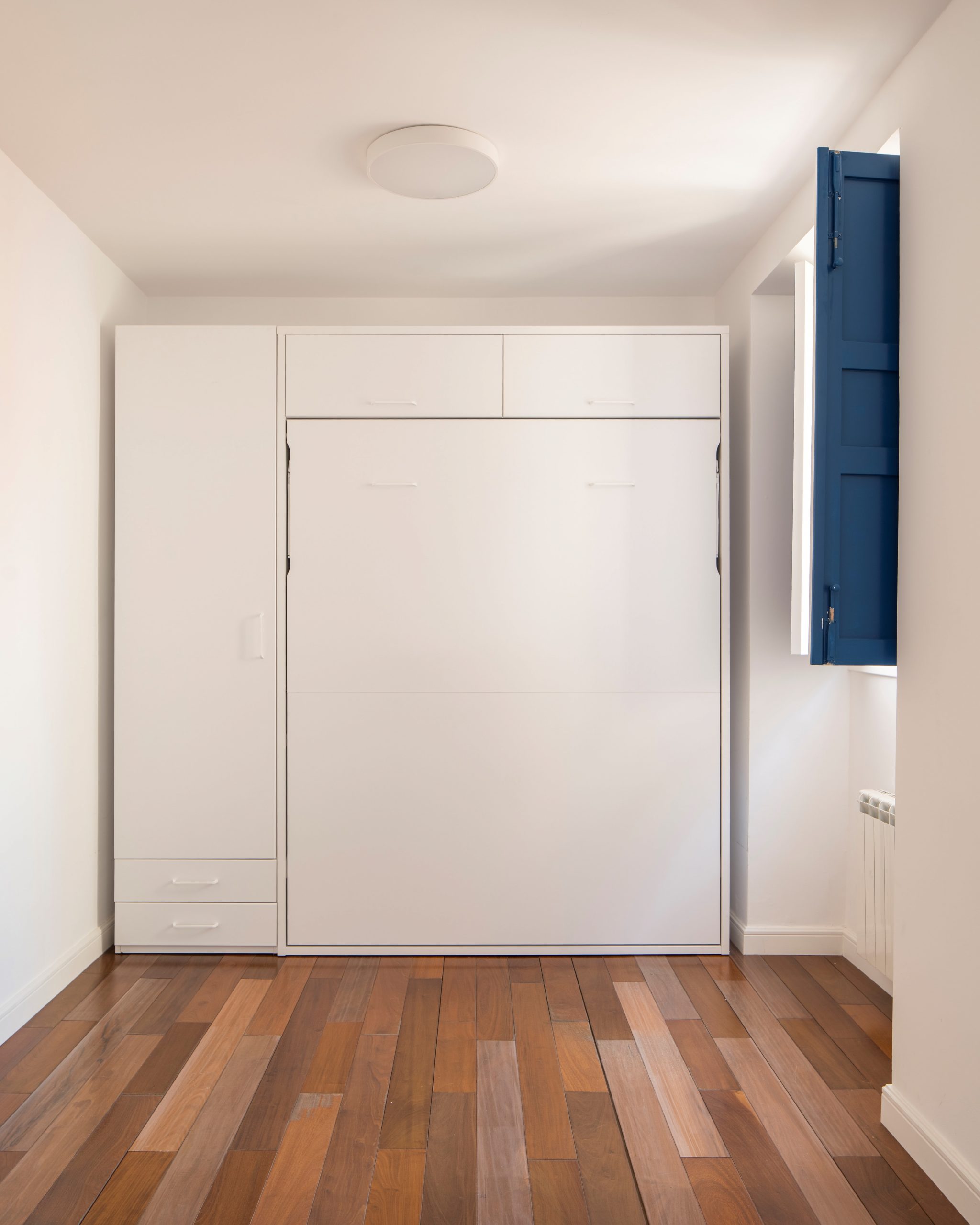 chambre avec lit escamotable décoration design et colorée Casa Eme Madrid par Gon Architects