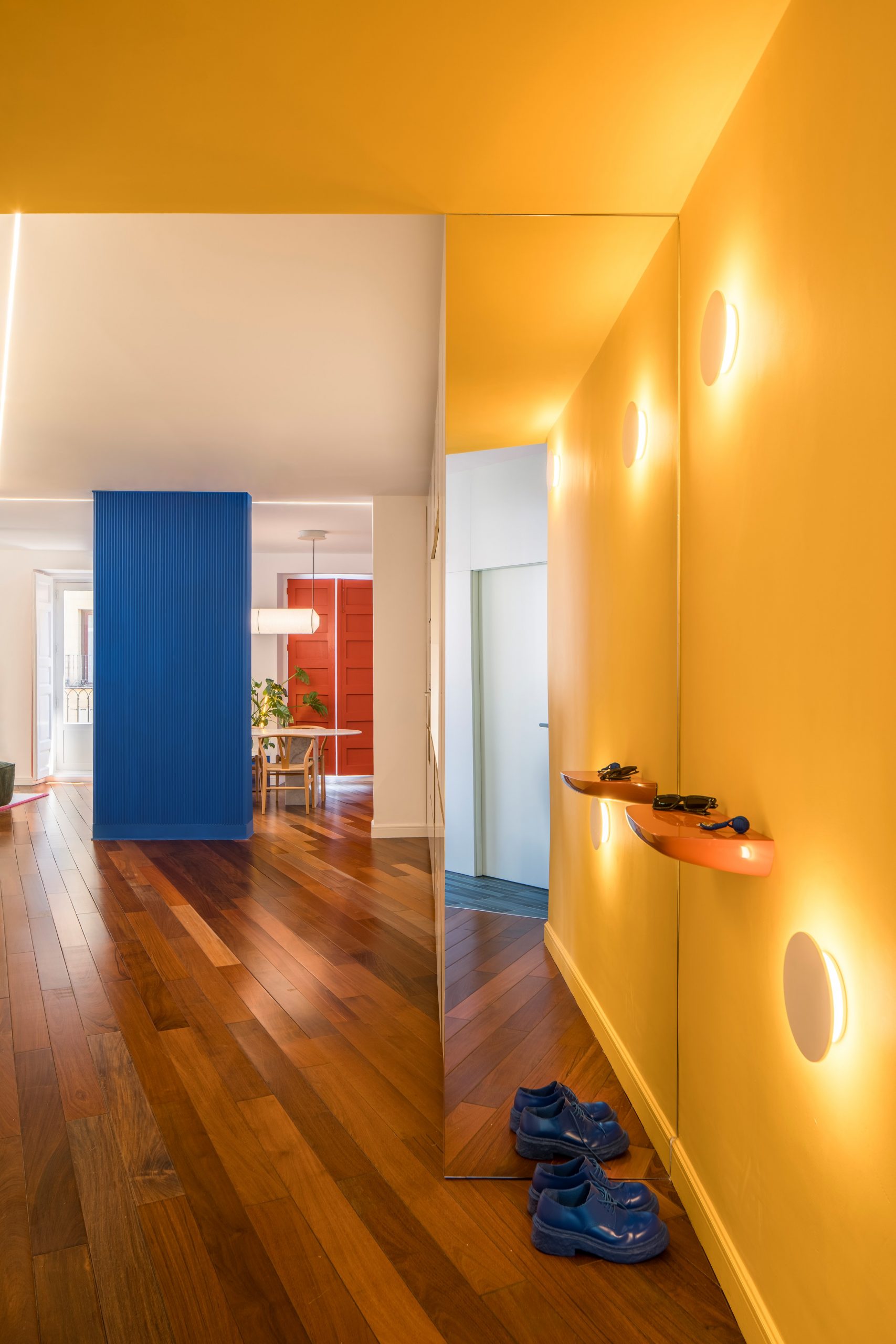 entrée murs jaunes décoration design et colorée Casa Eme Madrid par Gon Architects