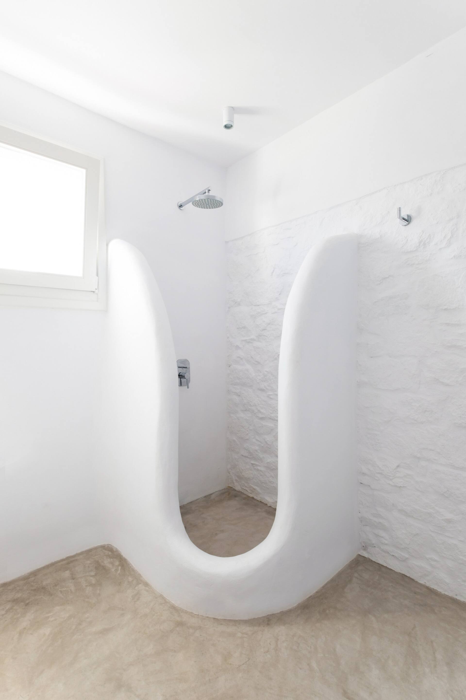 douche maçonnée organique maison Mykonos avec piscine décoration contemporaine