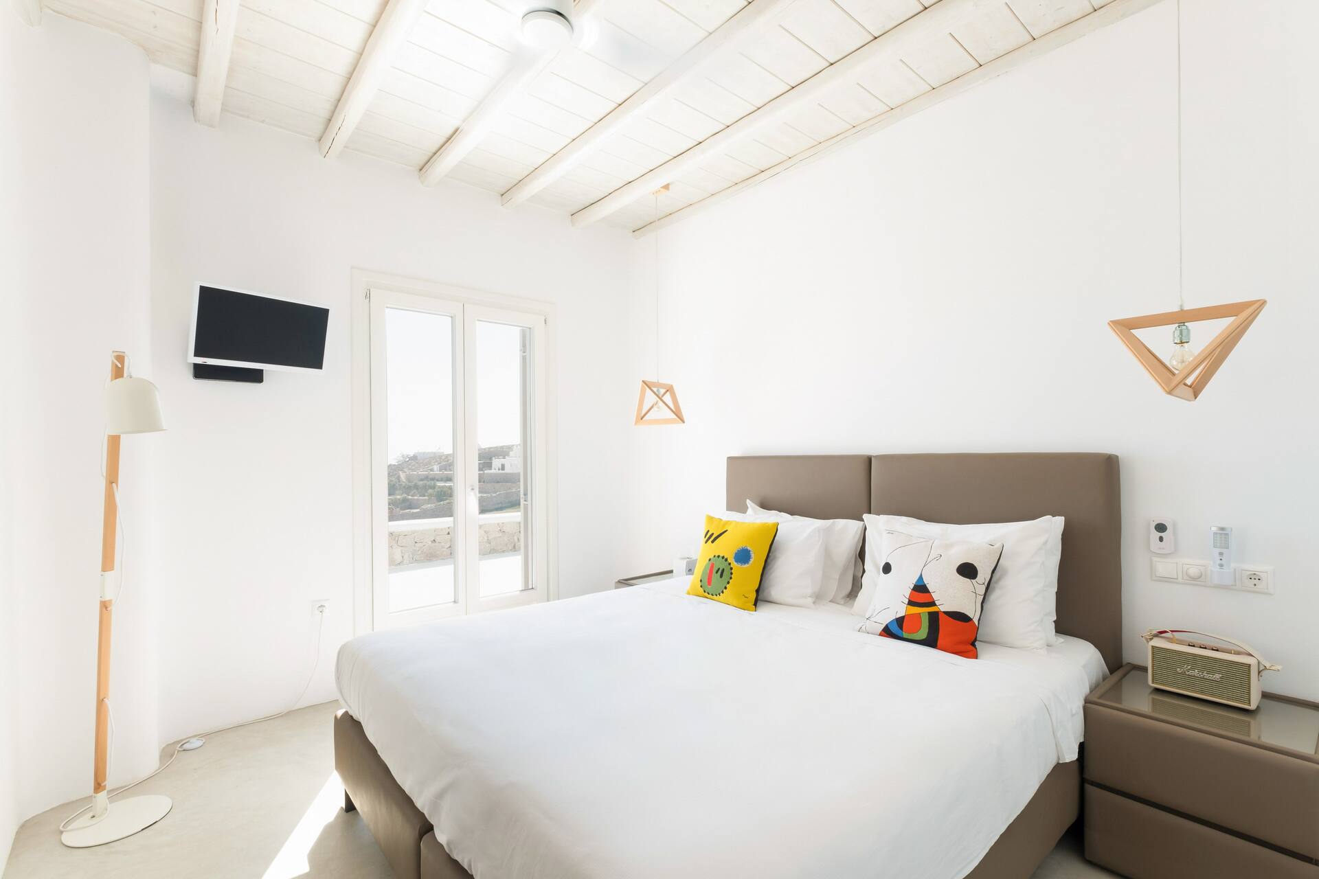 chambre mnimaliste maison Mykonos avec piscine décoration contemporaine