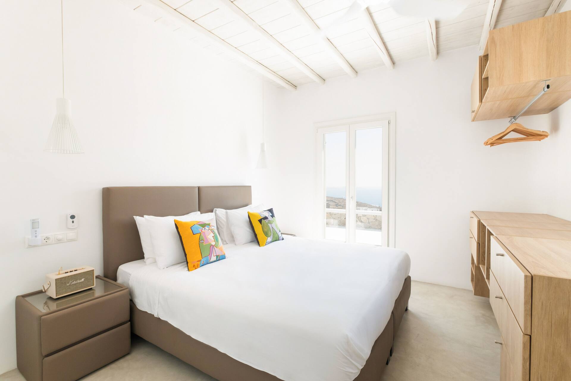 chambre minimaliste maison Mykonos avec piscine décoration contemporaine