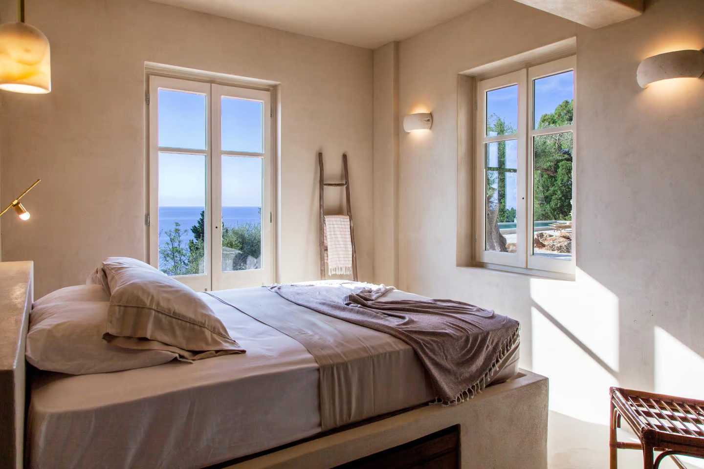 chambre décoration contemporaine beige maison avec piscine Grèce Agios Nikitas île de Lefkada