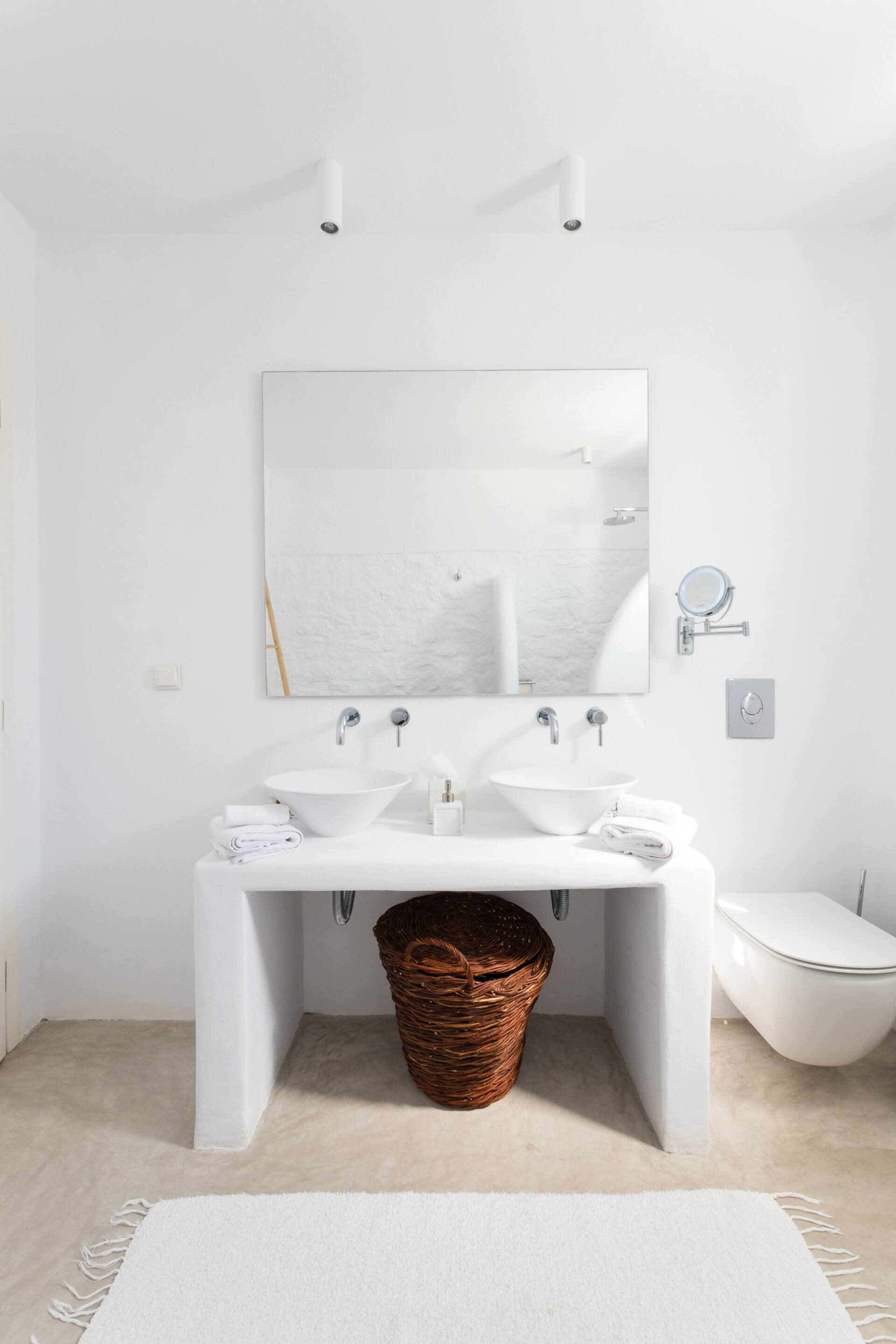 salle de bain organique maison Mykonos avec piscine décoration contemporaine