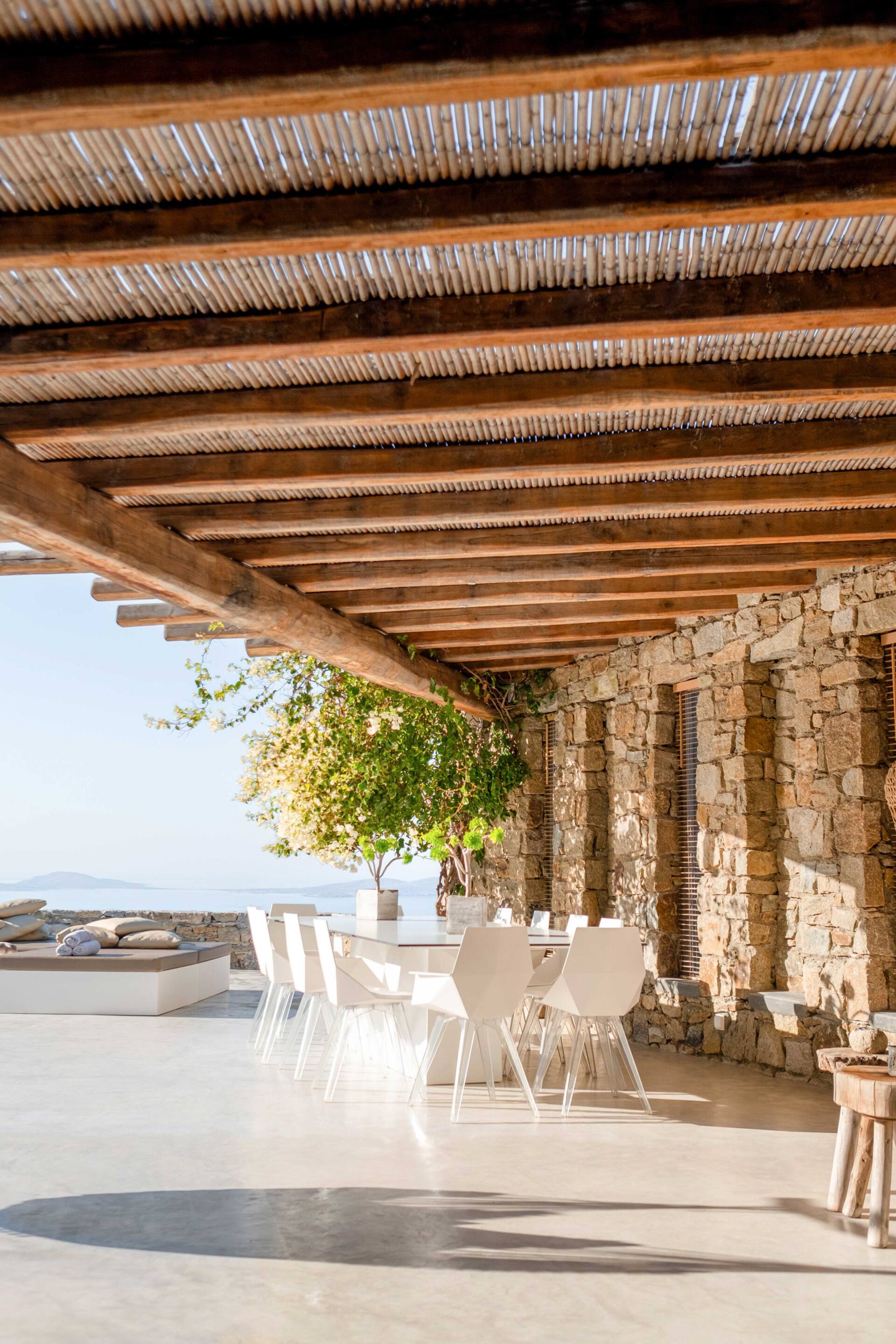 terrasse avec pergola bois vue mer maison Mykonos avec piscine décoration contemporaine