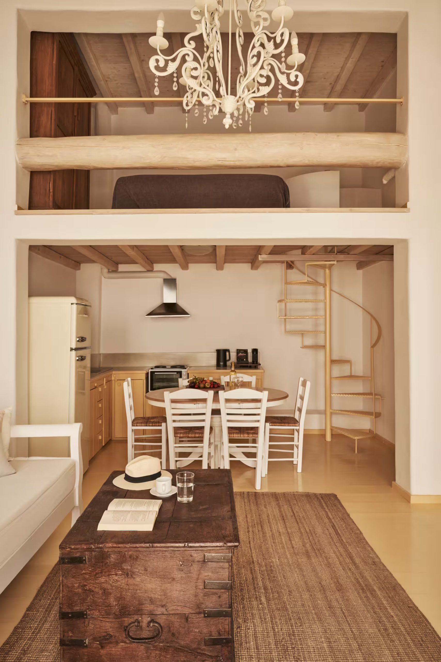 salon avec escalier et mezzanine décoration rustique maison de ville Mykonos