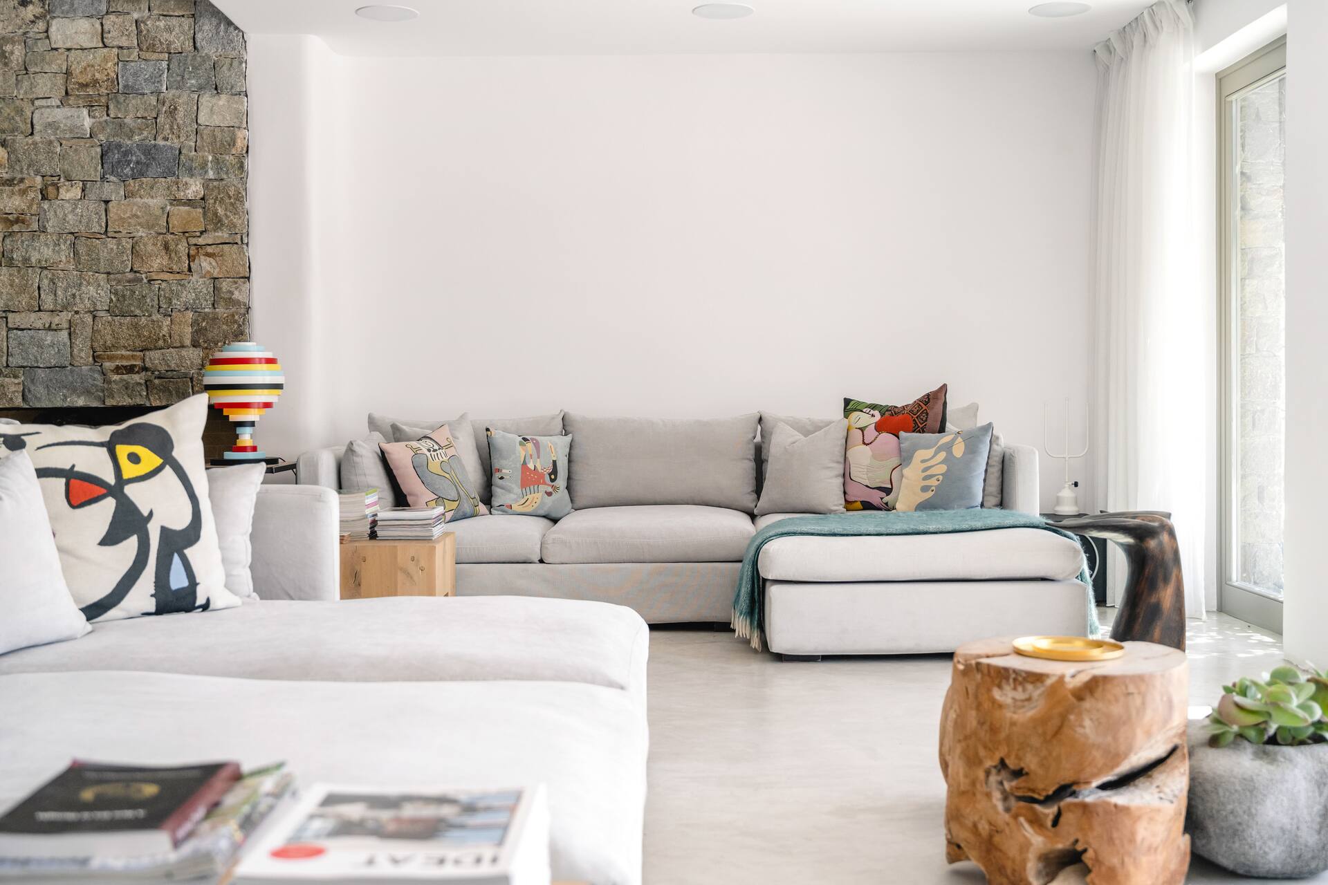 salon maison Mykonos avec piscine décoration contemporaine