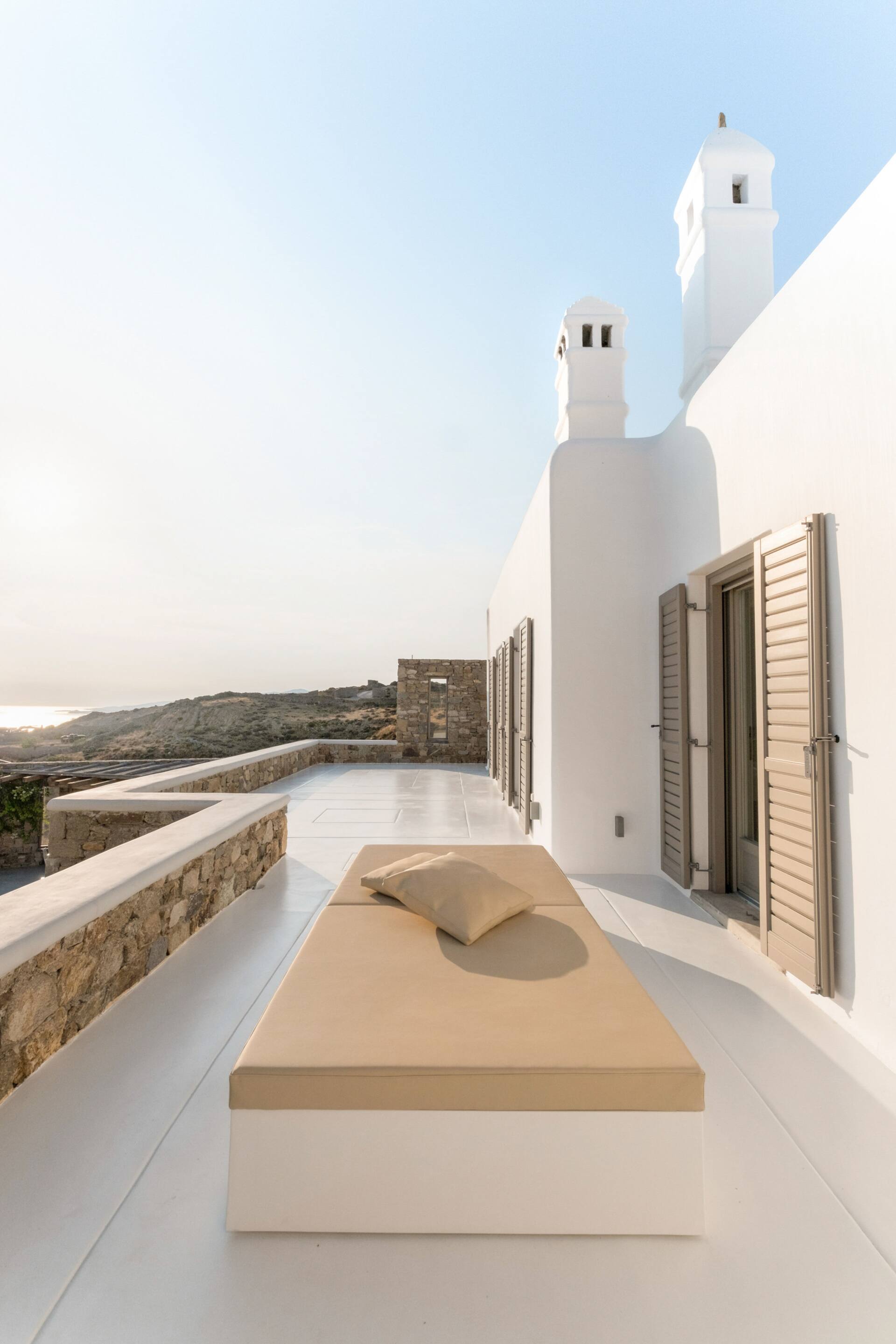 terrasse maison Mykonos avec piscine décoration contemporaine