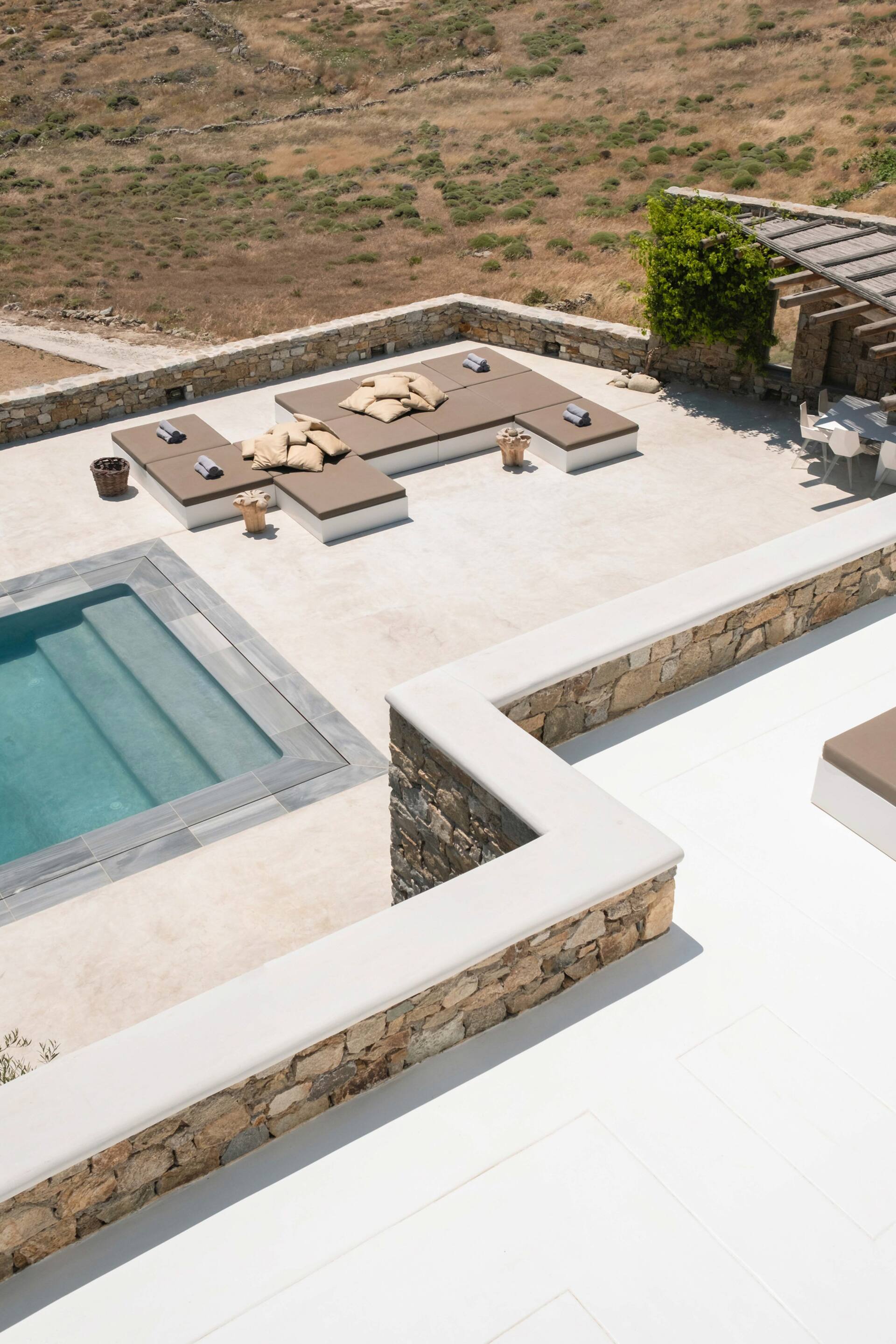 terrasse maison Mykonos avec piscine décoration contemporaine