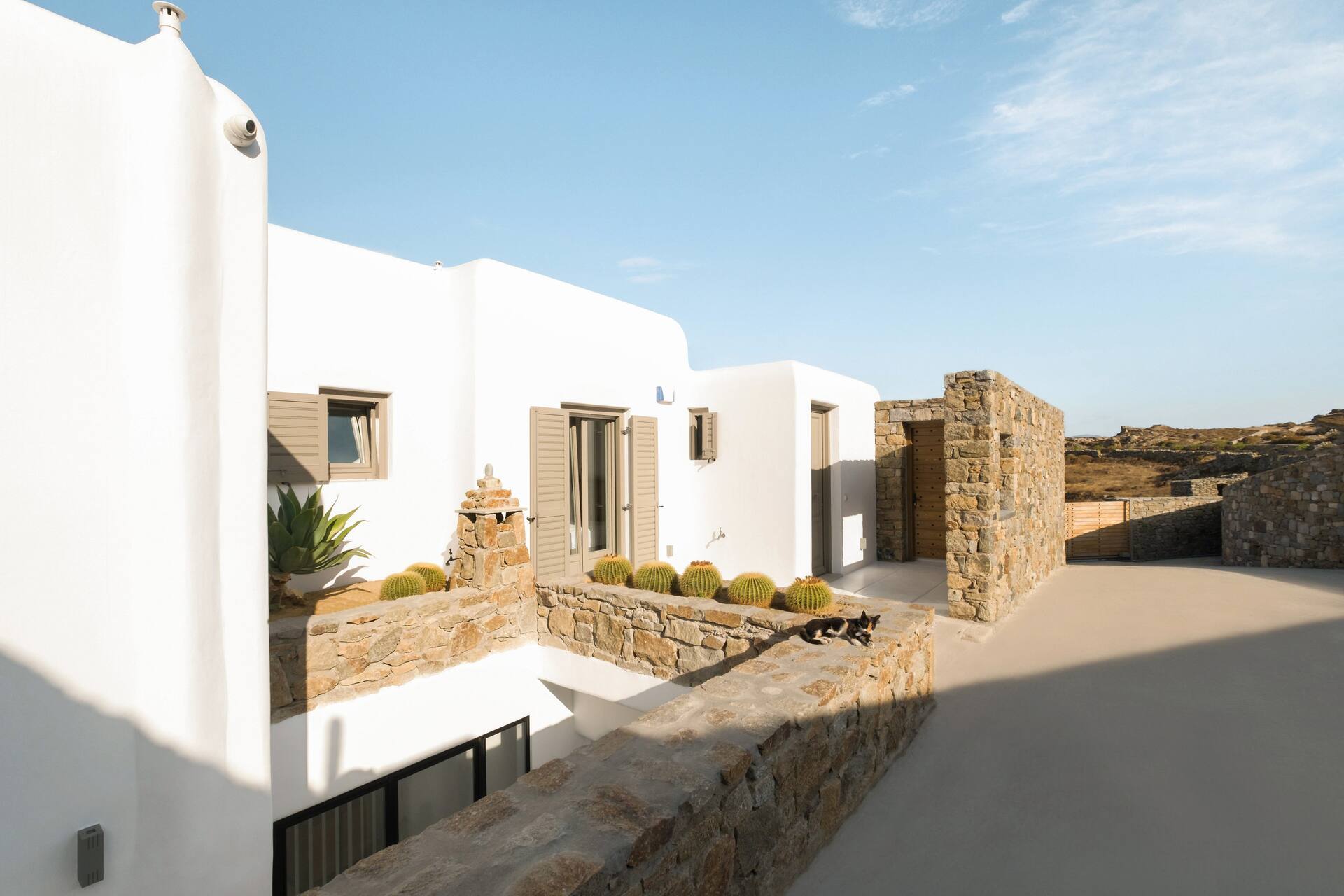 terrasse maison Mykonos avec piscine décoration contemporaine