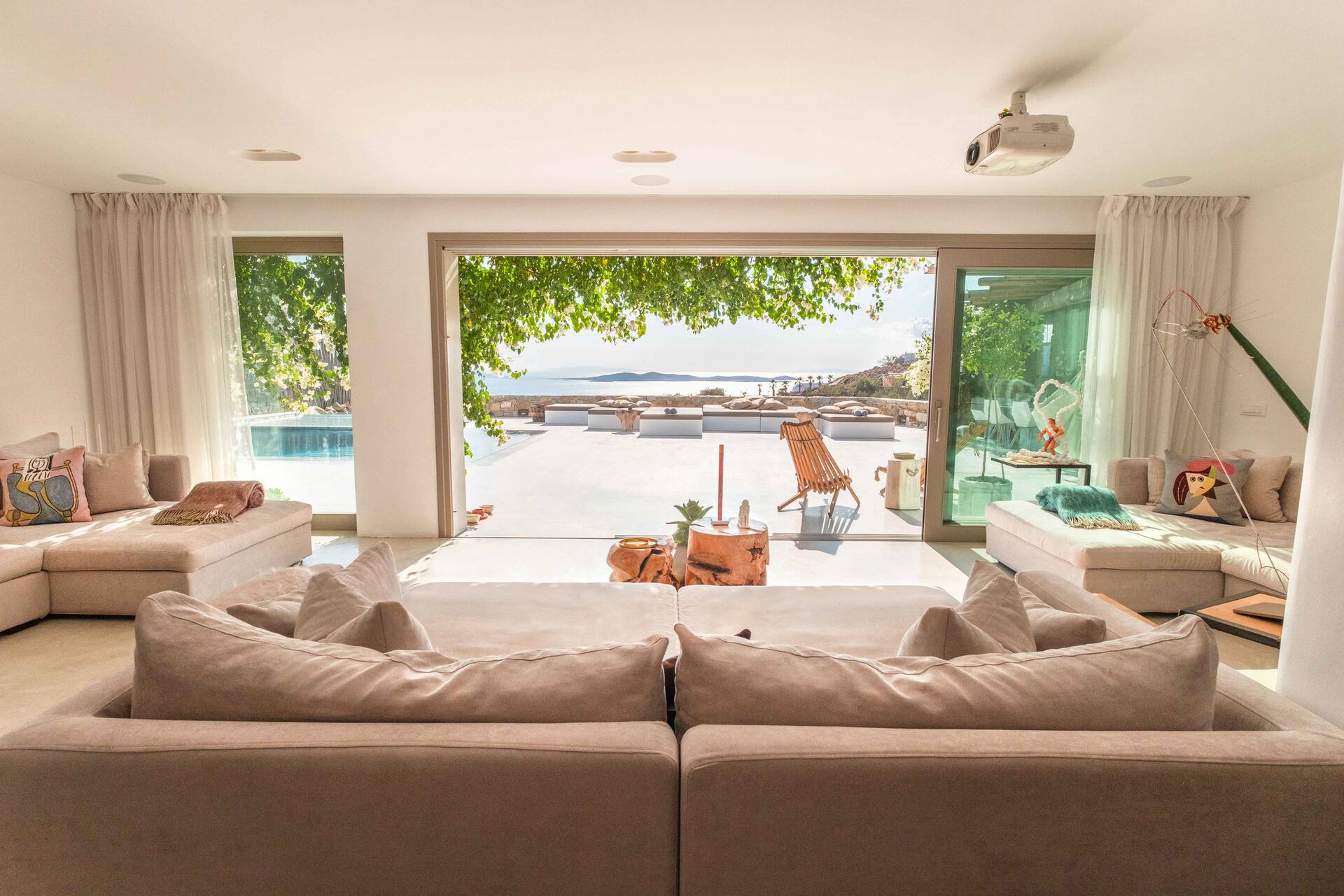salon maison Mykonos avec piscine décoration contemporaine