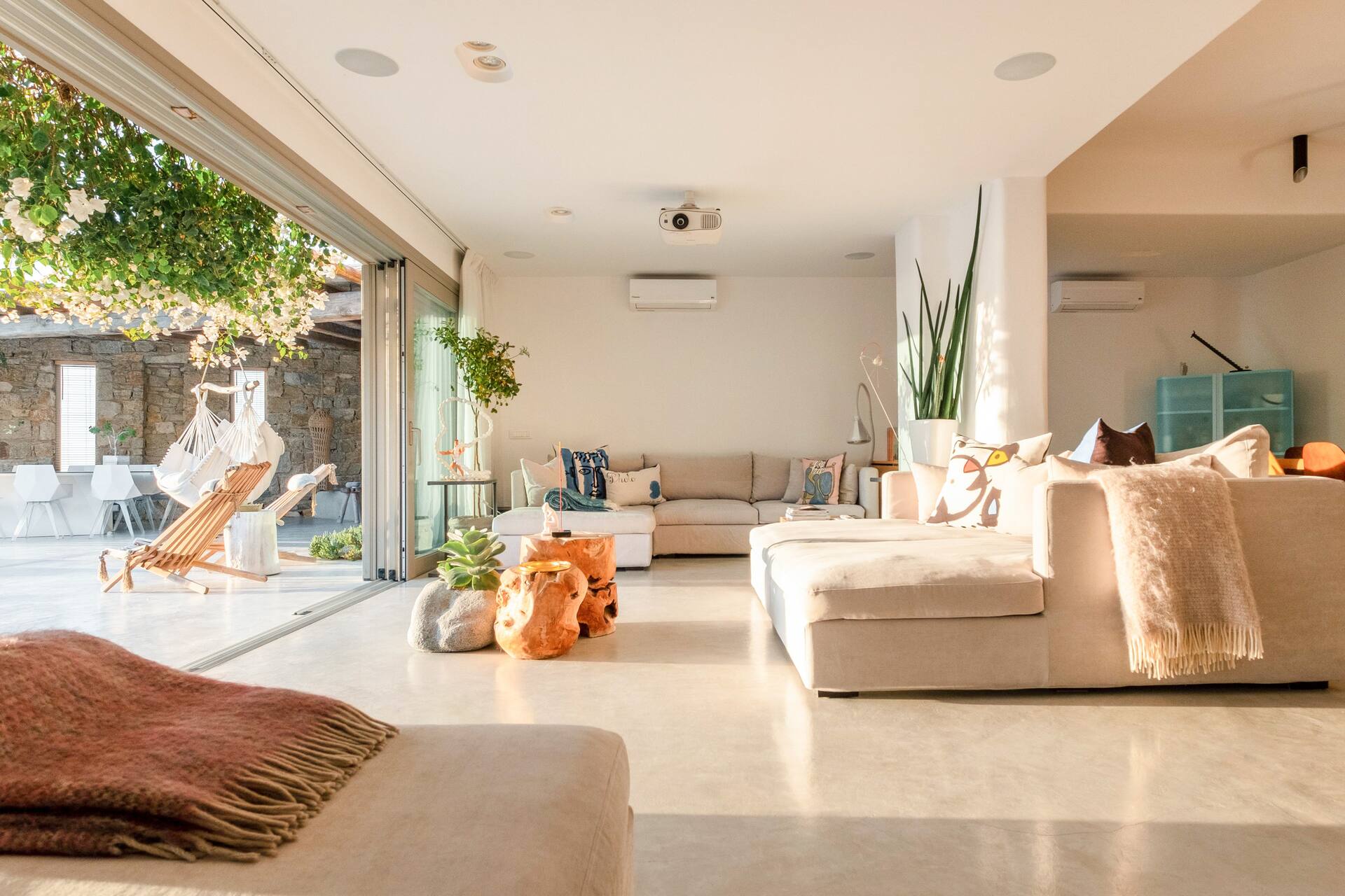 salon maison Mykonos avec piscine décoration contemporaine