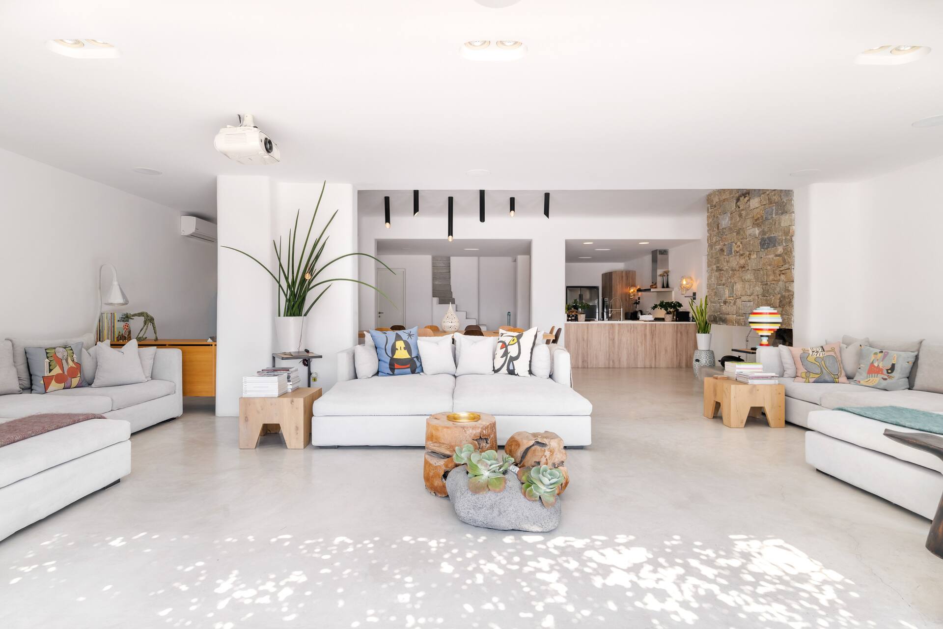 salon maison Mykonos avec piscine décoration contemporaine