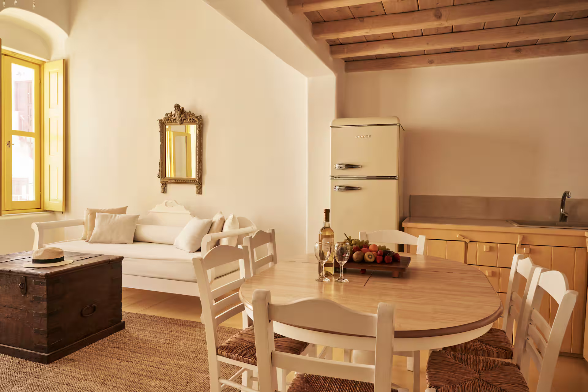 salon et cuisine avec poutres décoration rustique maison de ville Mykonos