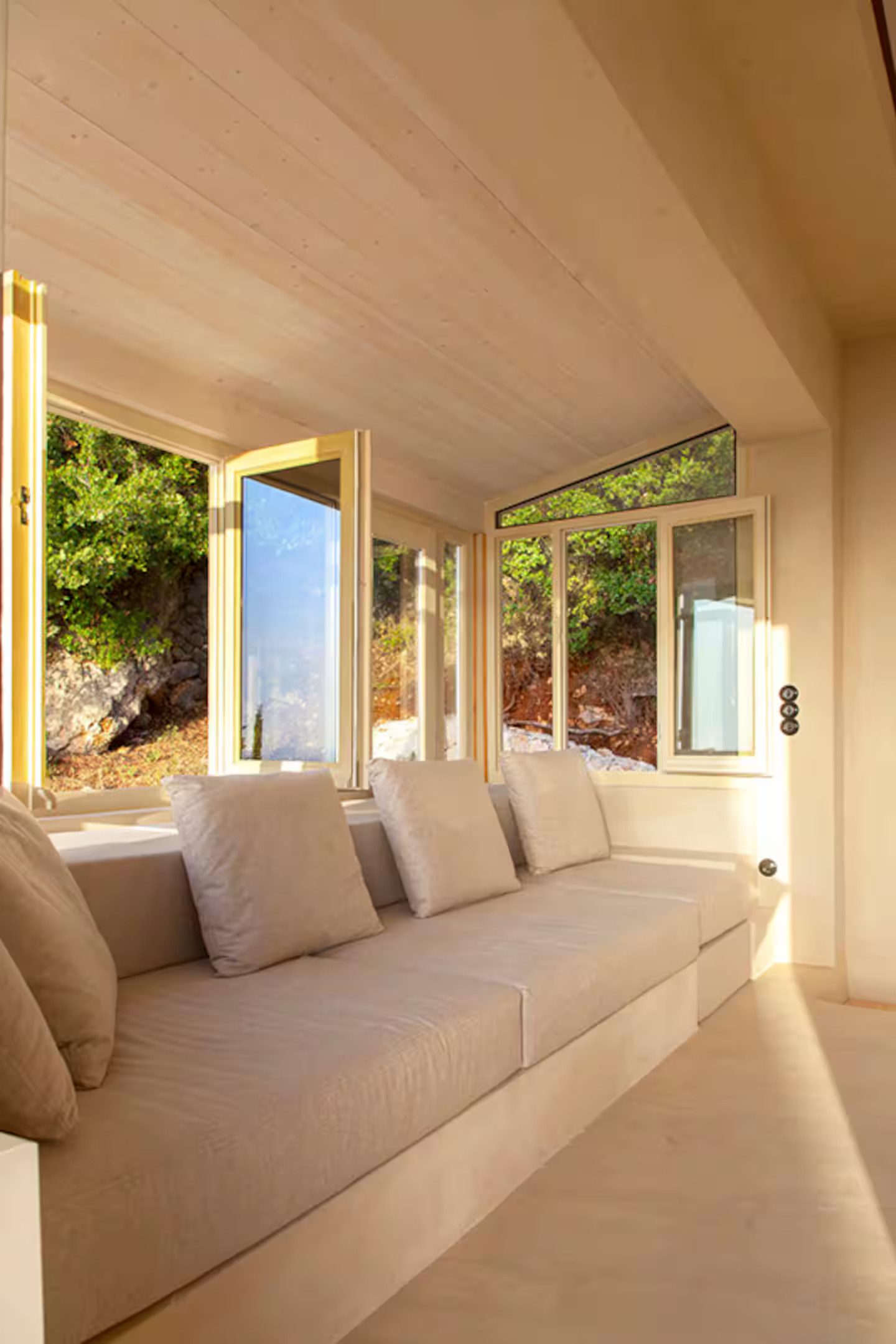 salon décoration contemporaine beige maison avec piscine Grèce Agios Nikitas île de Lefkada