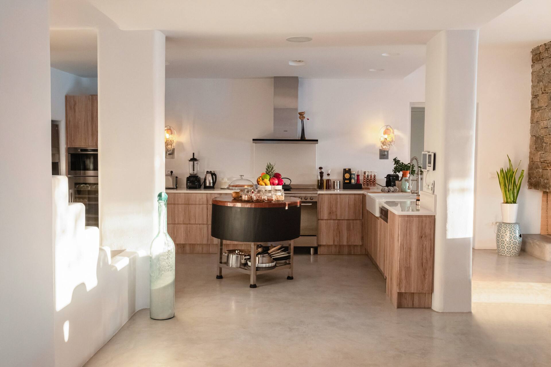 cuisine bois maison Mykonos avec piscine décoration contemporaine