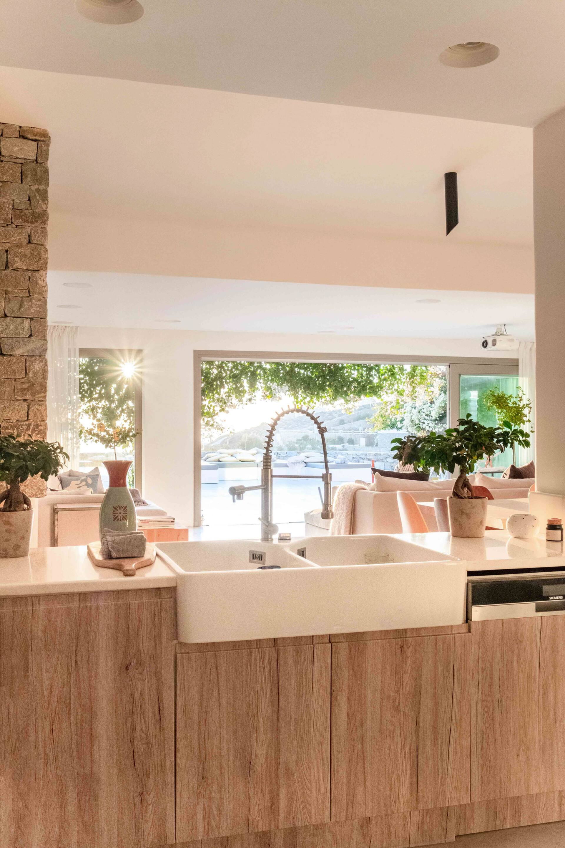 cuisine bois ouverte maison Mykonos avec piscine décoration contemporaine
