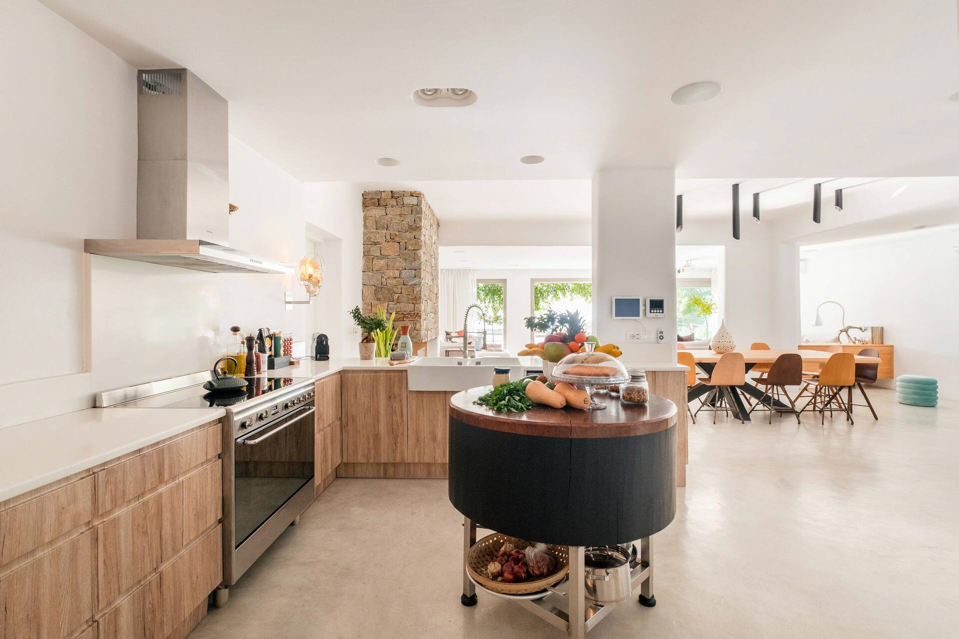 cuisine bois semi ouverte maison Mykonos avec piscine décoration contemporaine
