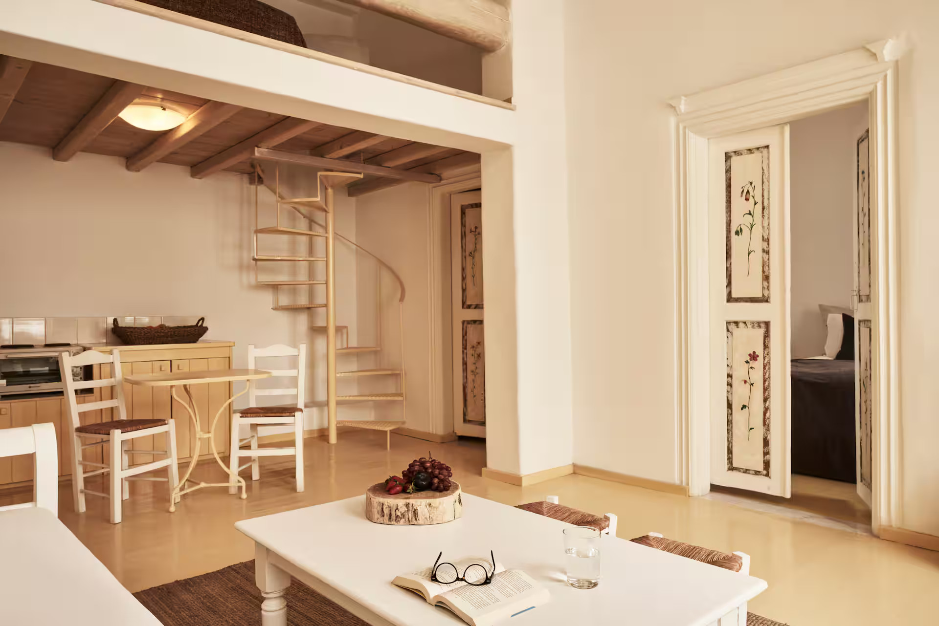 salon avec mezzanine et escalier décoration rustique maison de ville Mykonos