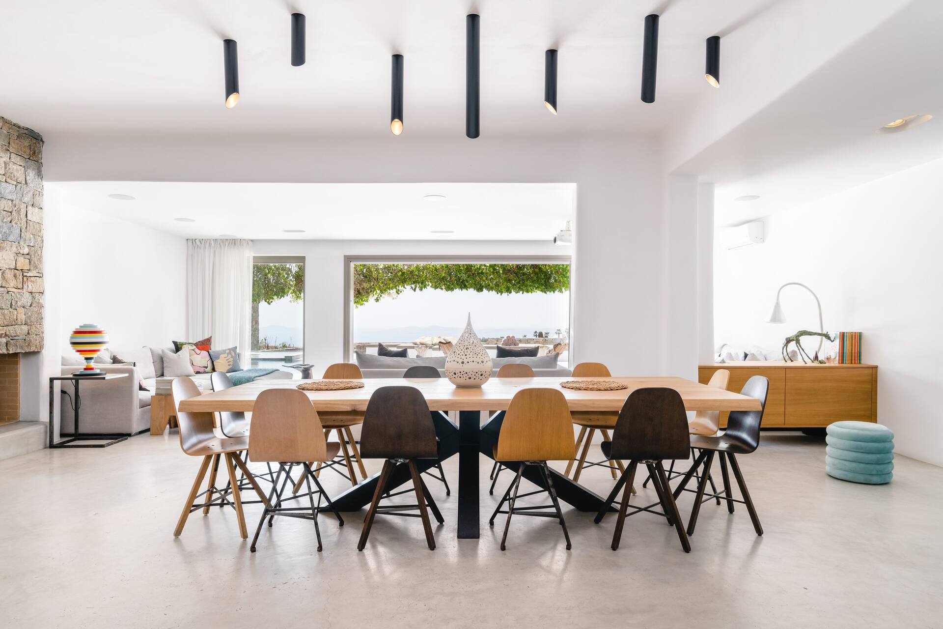 salle à manger maison Mykonos avec piscine décoration contemporaine