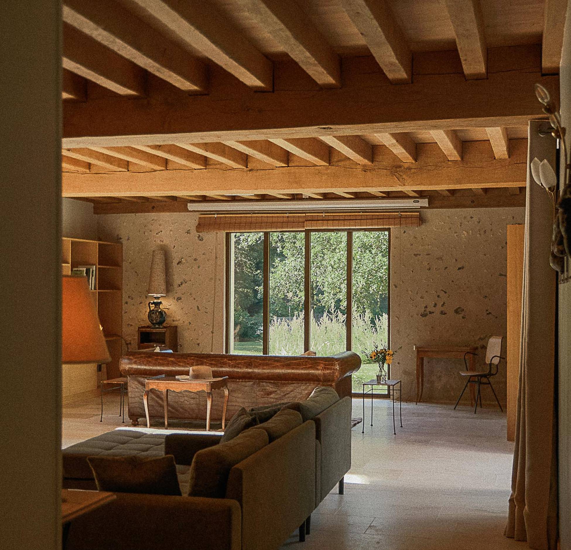 salon avec poutres maison rénovée Sologne Hameau de Sol