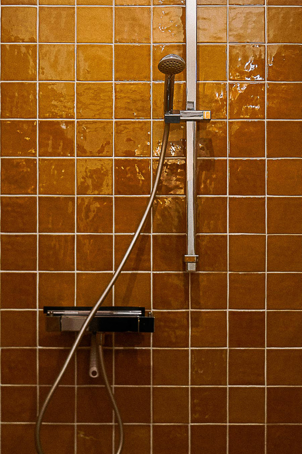 salle de bain carrelage caramel maison rénovée Sologne Hameau de Sol