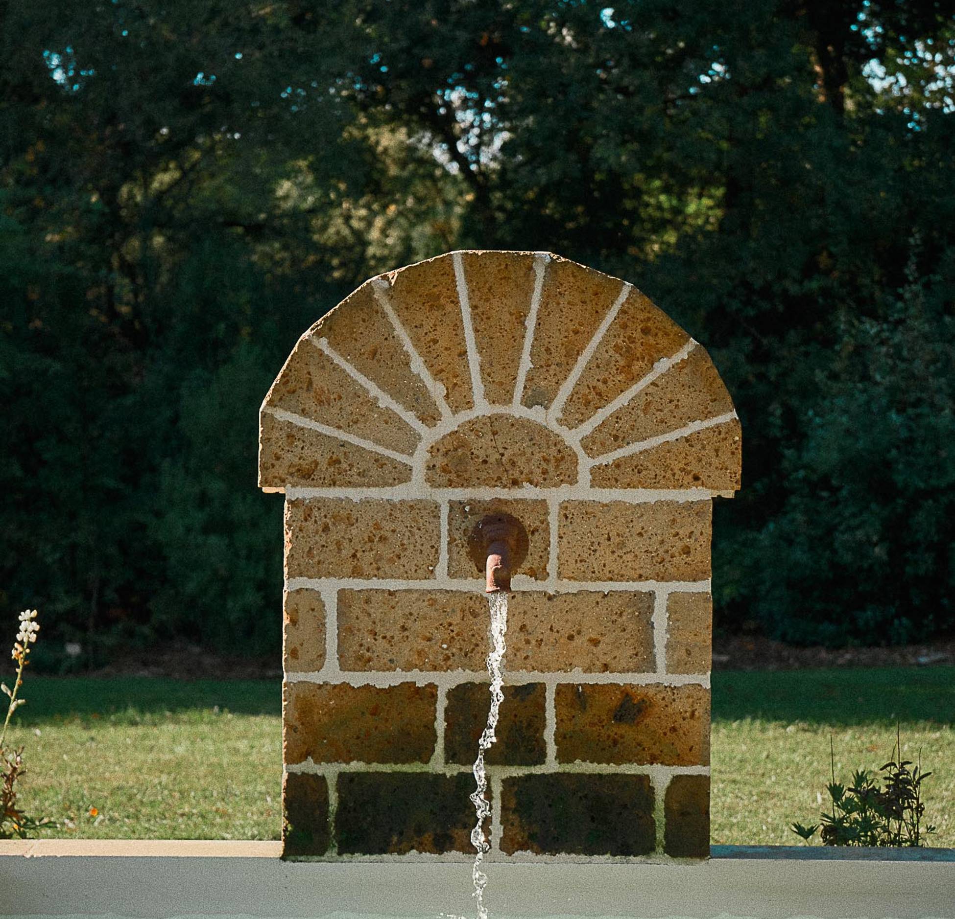 jardin avec fontaine ancienne en pierre maison rénovée Sologne Hameau de Sol