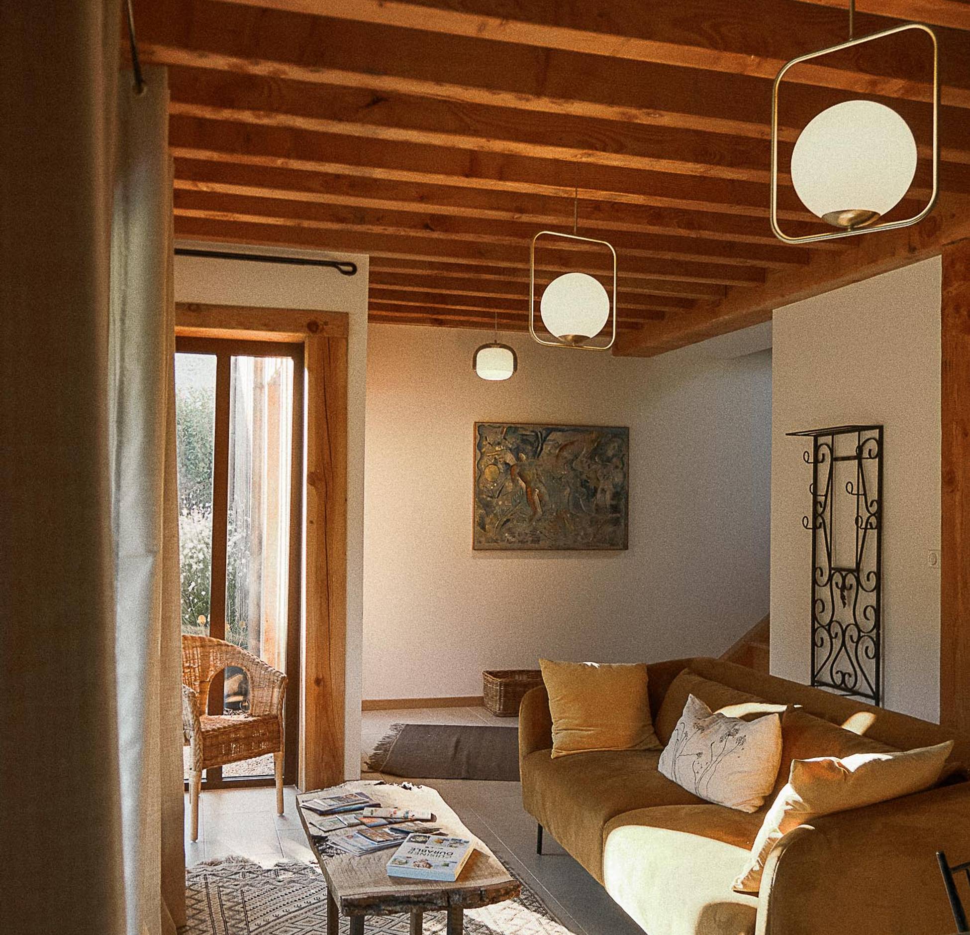 salon avec poutres décoration contemporaine maison rénovée Sologne Hameau de Sol