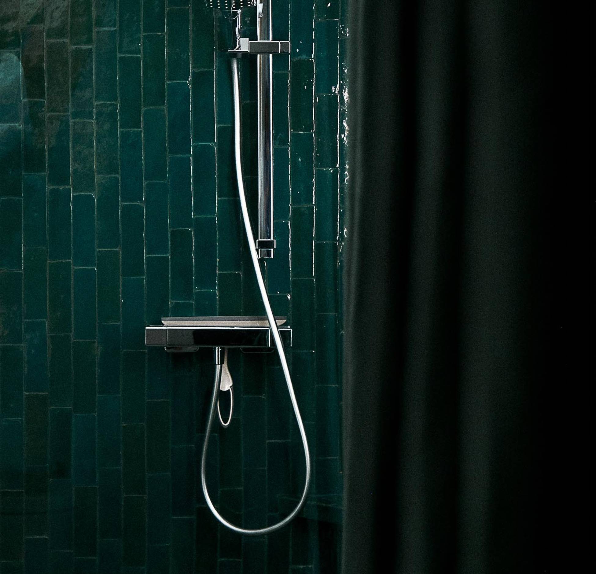 salle de bain zelliges vertes maison rénovée Sologne Hameau de Sol