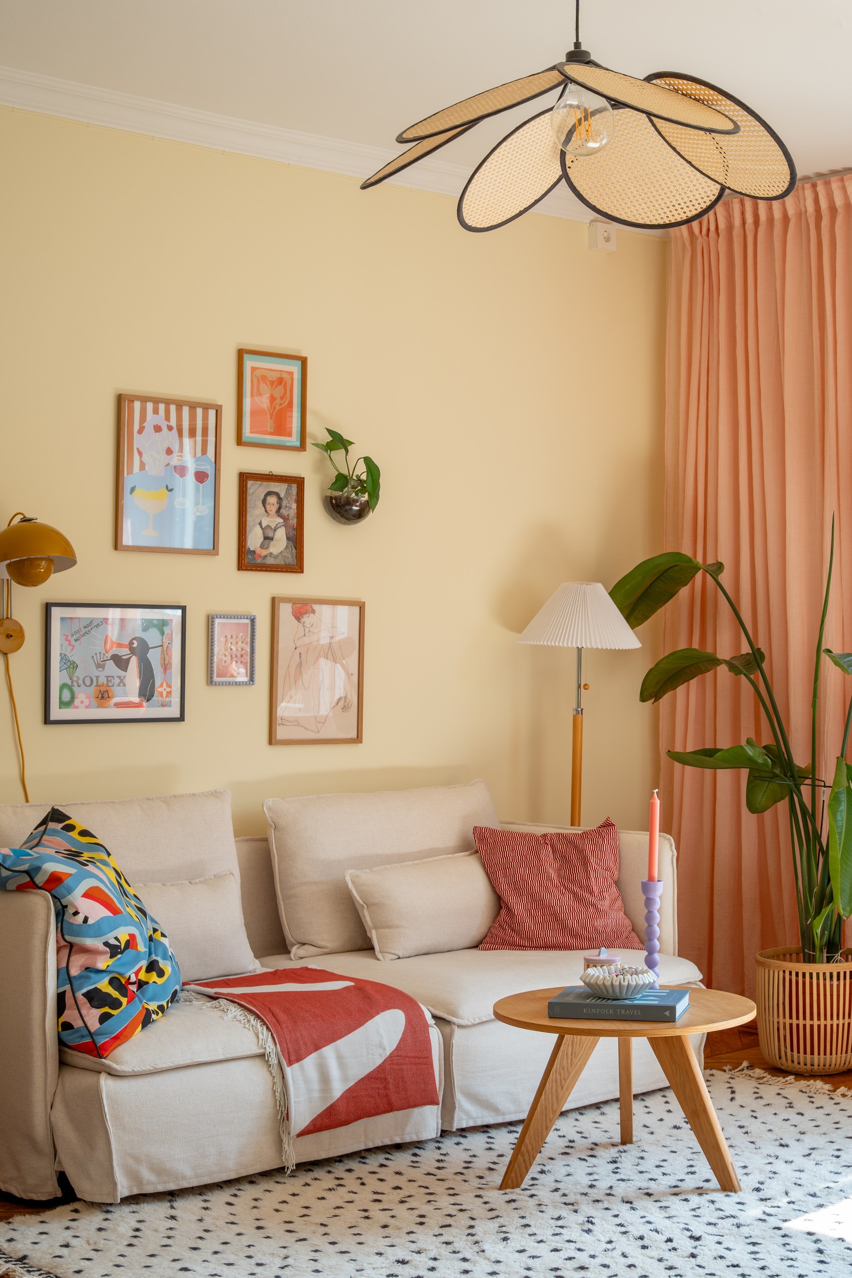 salon murs jaunes appartement 39m2 décoration colorée salon murs jaunes appartement 39m2 décoration colorée