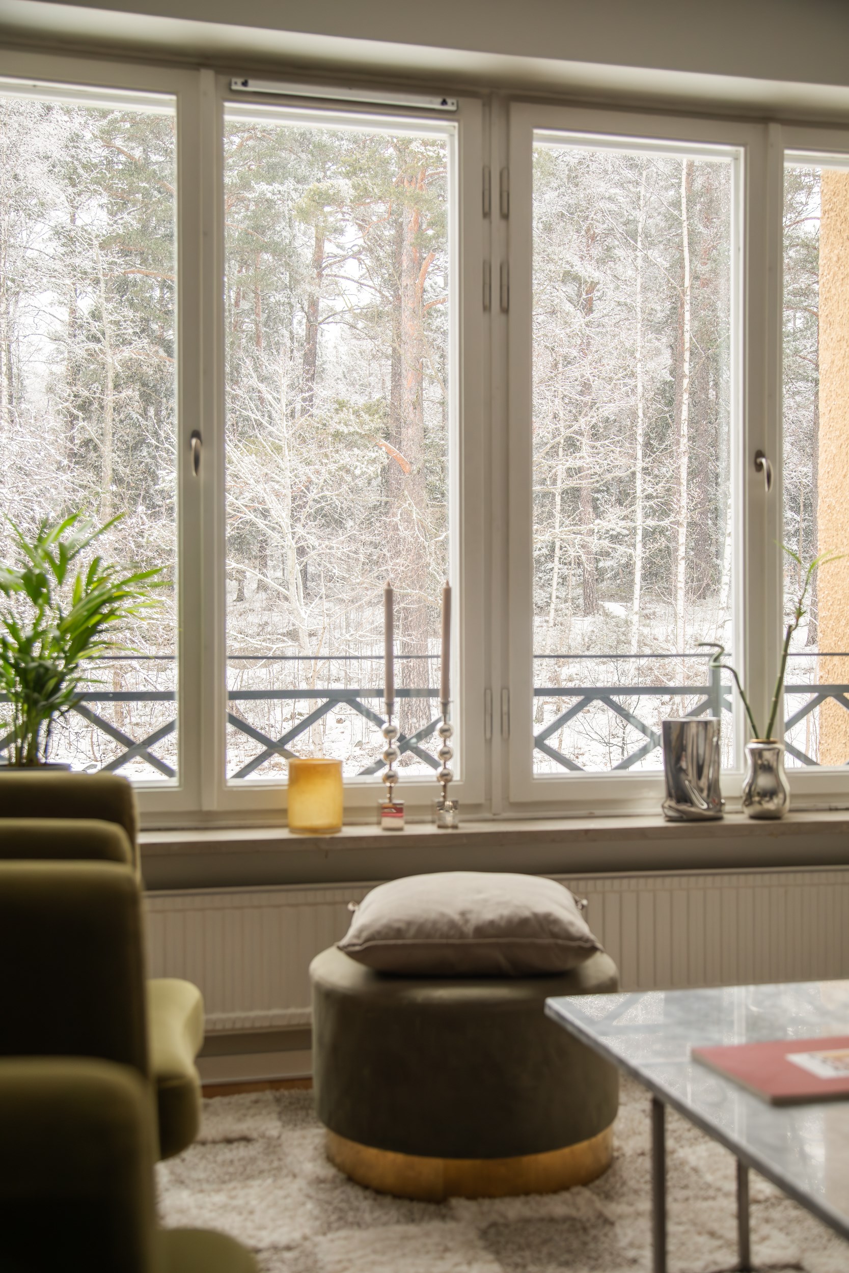 salon décoration scandinave avec vue sur la forêt enneigée salon décoration scandinave avec vue sur la forêt enneigée