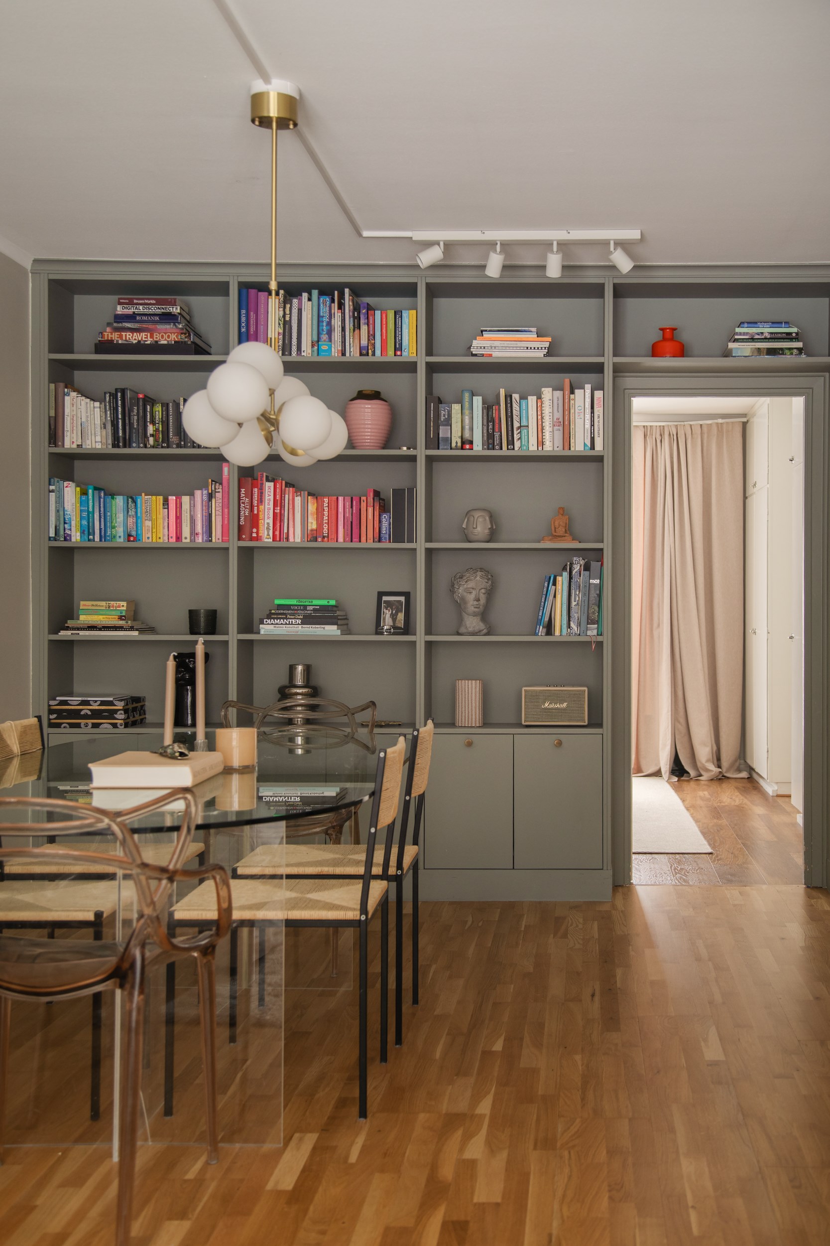 salle à manger décoration scandinave avec bibliothèque sur mesure salle à manger décoration scandinave avec bibliothèque sur mesure