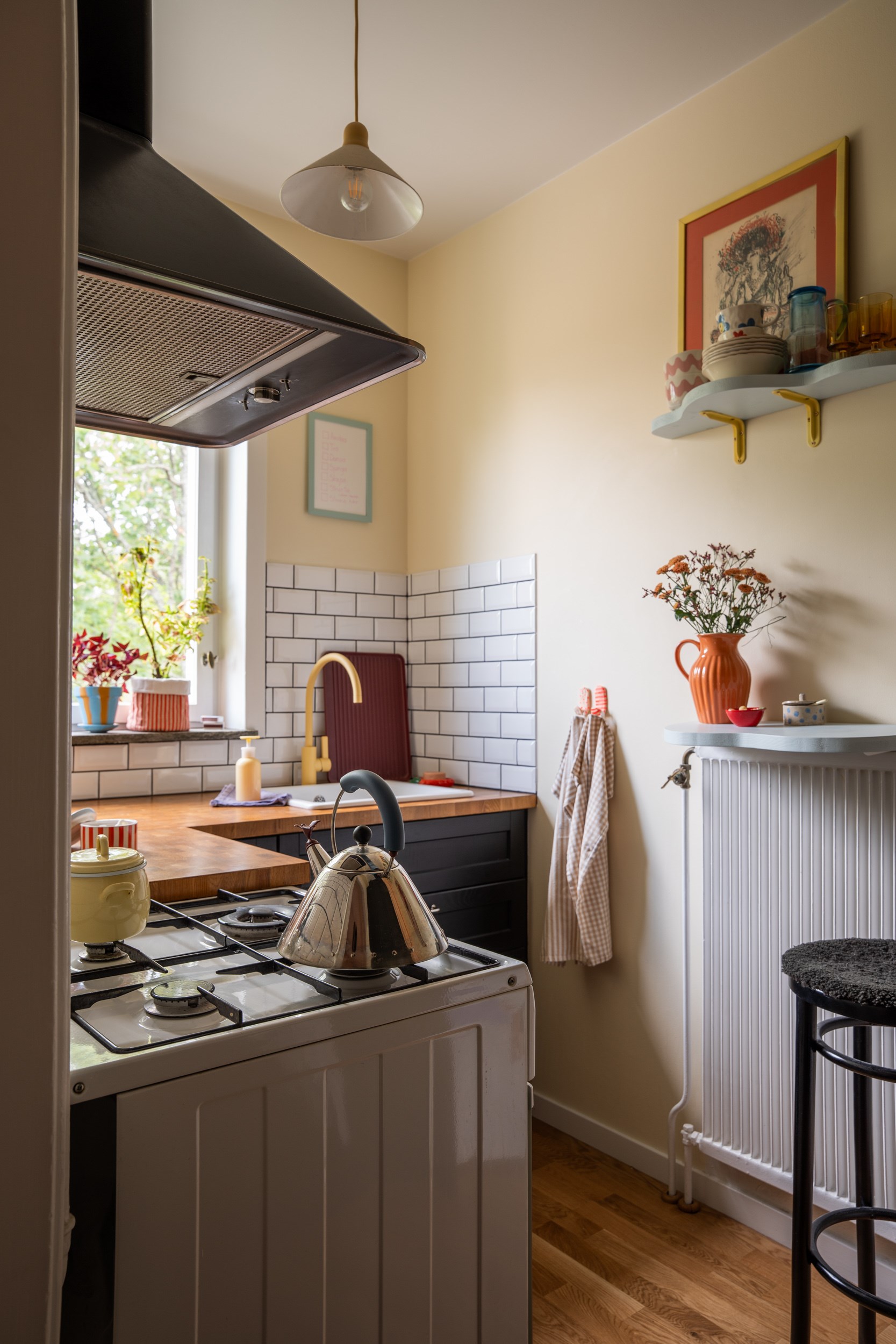 cuisine murs jaunes appartement 39m2 décoration colorée cuisine murs jaunes appartement 39m2 décoration colorée